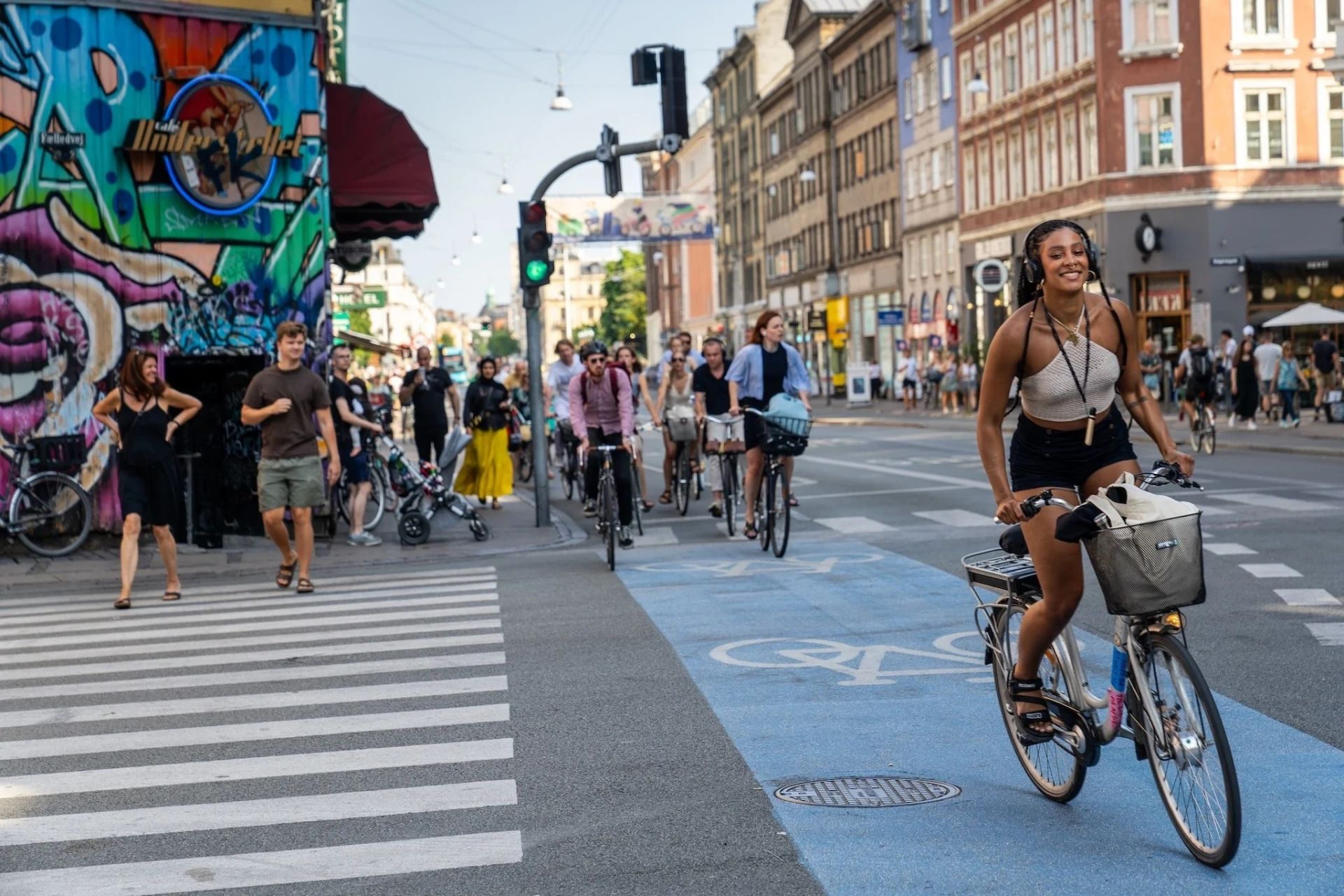 Người d&acirc;n đi l&agrave;m bằng xe đạp ở trung t&acirc;m th&agrave;nh phố Copenhagen.