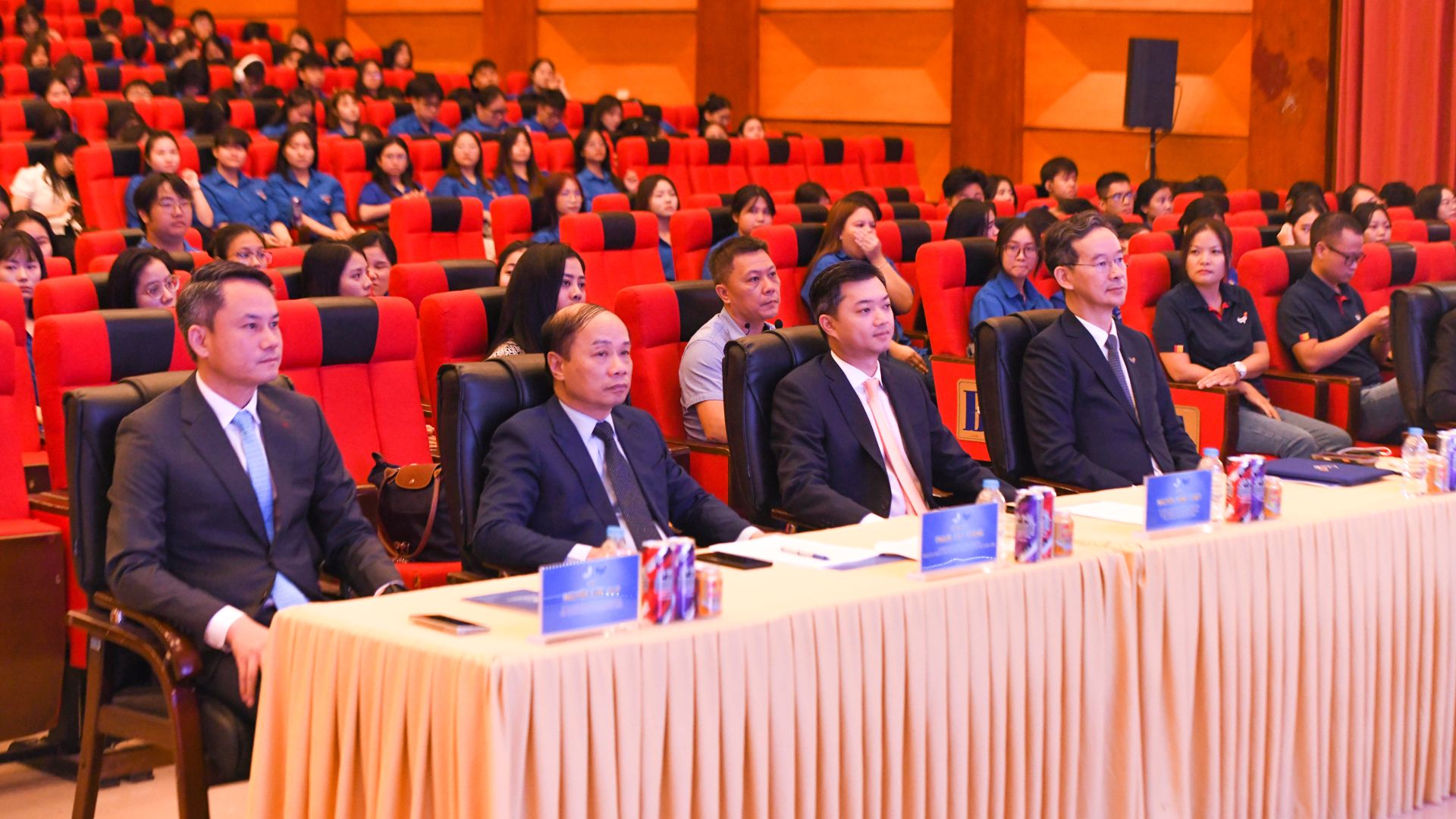 C&aacute;c đại biểu tham dự diễn đ&agrave;n.
