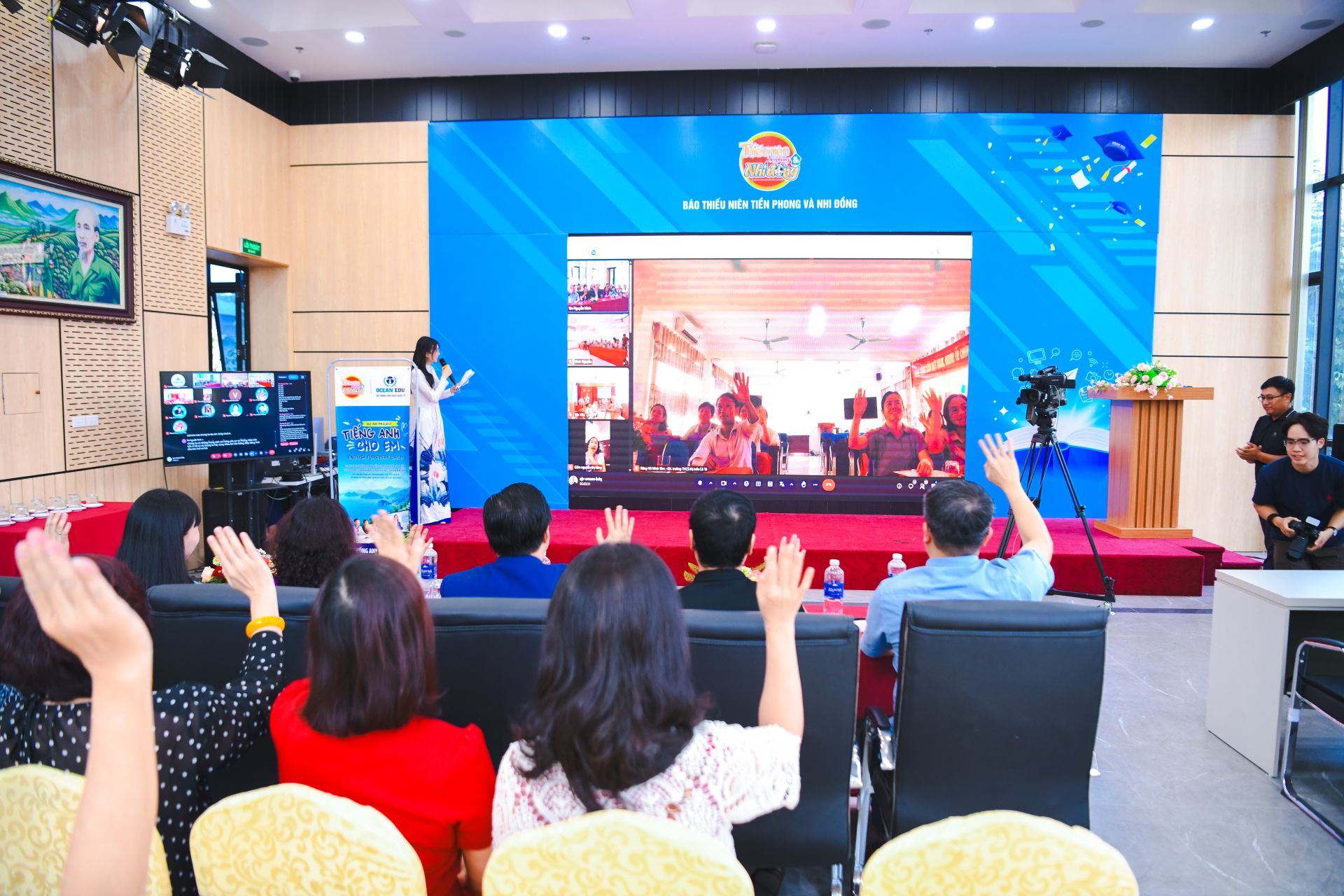 Chương tr&igrave;nh được tổ chức theo h&igrave;nh thức trực tiếp v&agrave; trực tuyến đến c&aacute;c điểm cầu.