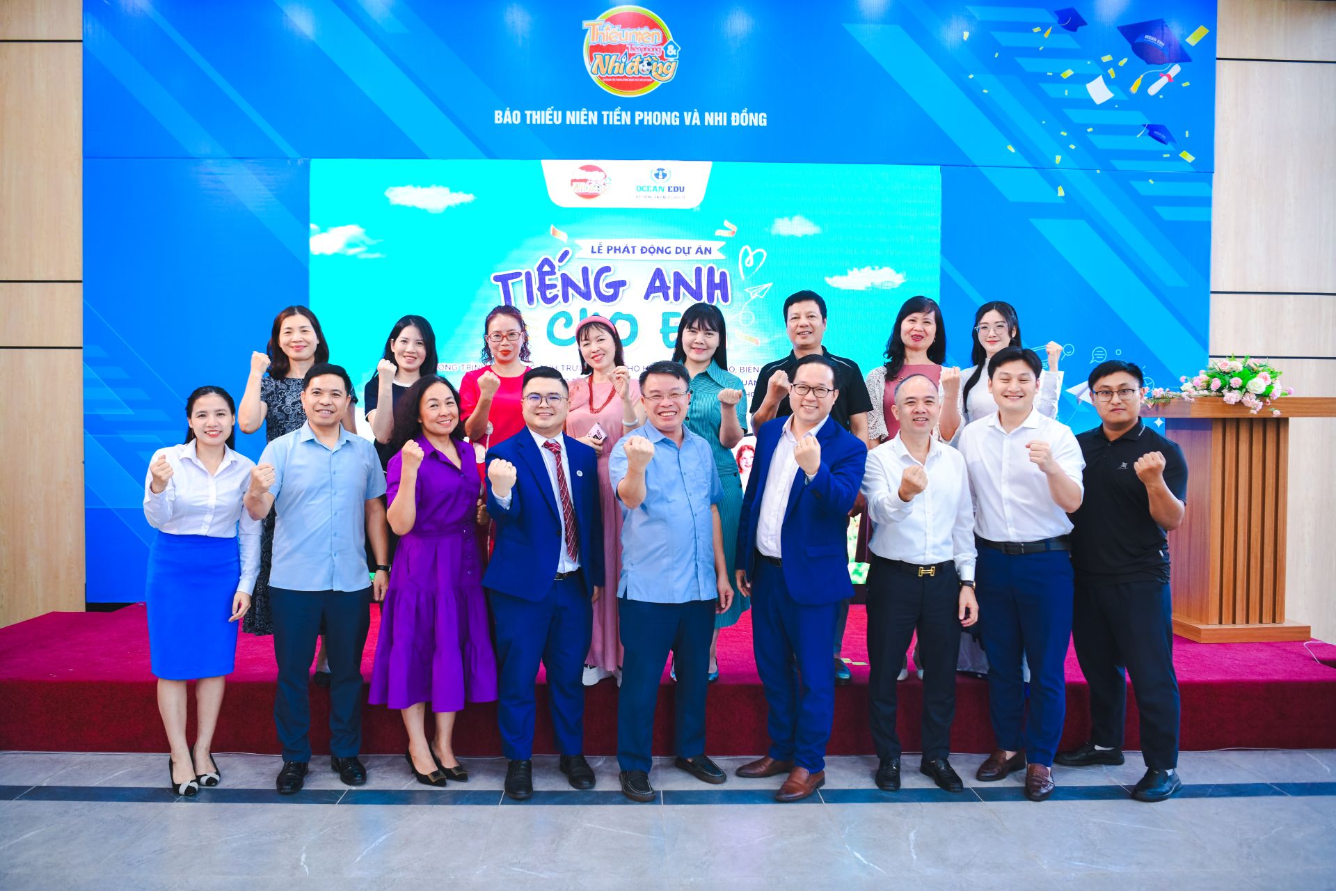 C&aacute;c đại biểu chụp ảnh lưu niệm tại lễ ph&aacute;t động.