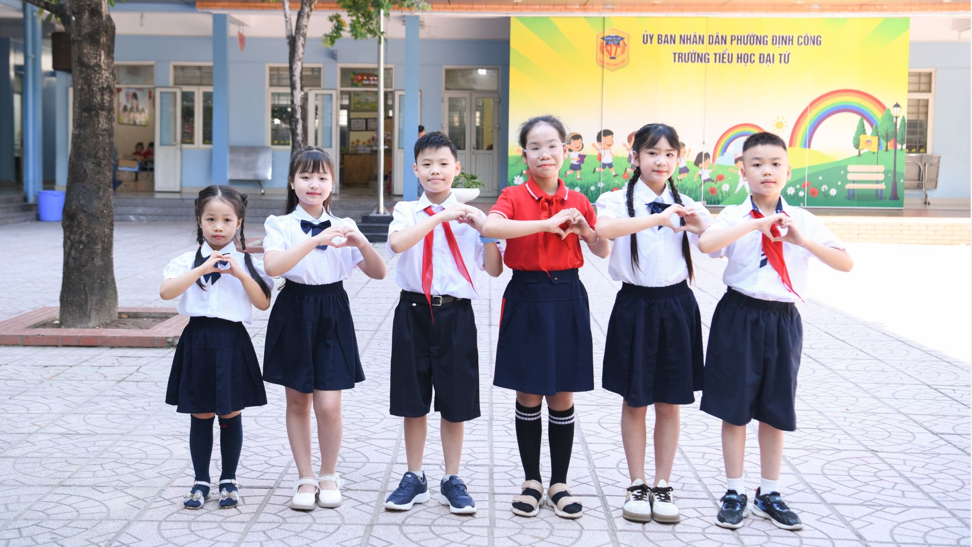Chia sẻ với ph&oacute;ng vi&ecirc;n b&aacute;o Đội, học sinh trường Tiểu học Đại Từ (H&agrave; Nội) cho biết bố mẹ lu&ocirc;n hướng dẫn c&aacute;c bạn sử dụng thiết bị số đ&uacute;ng giờ. 
