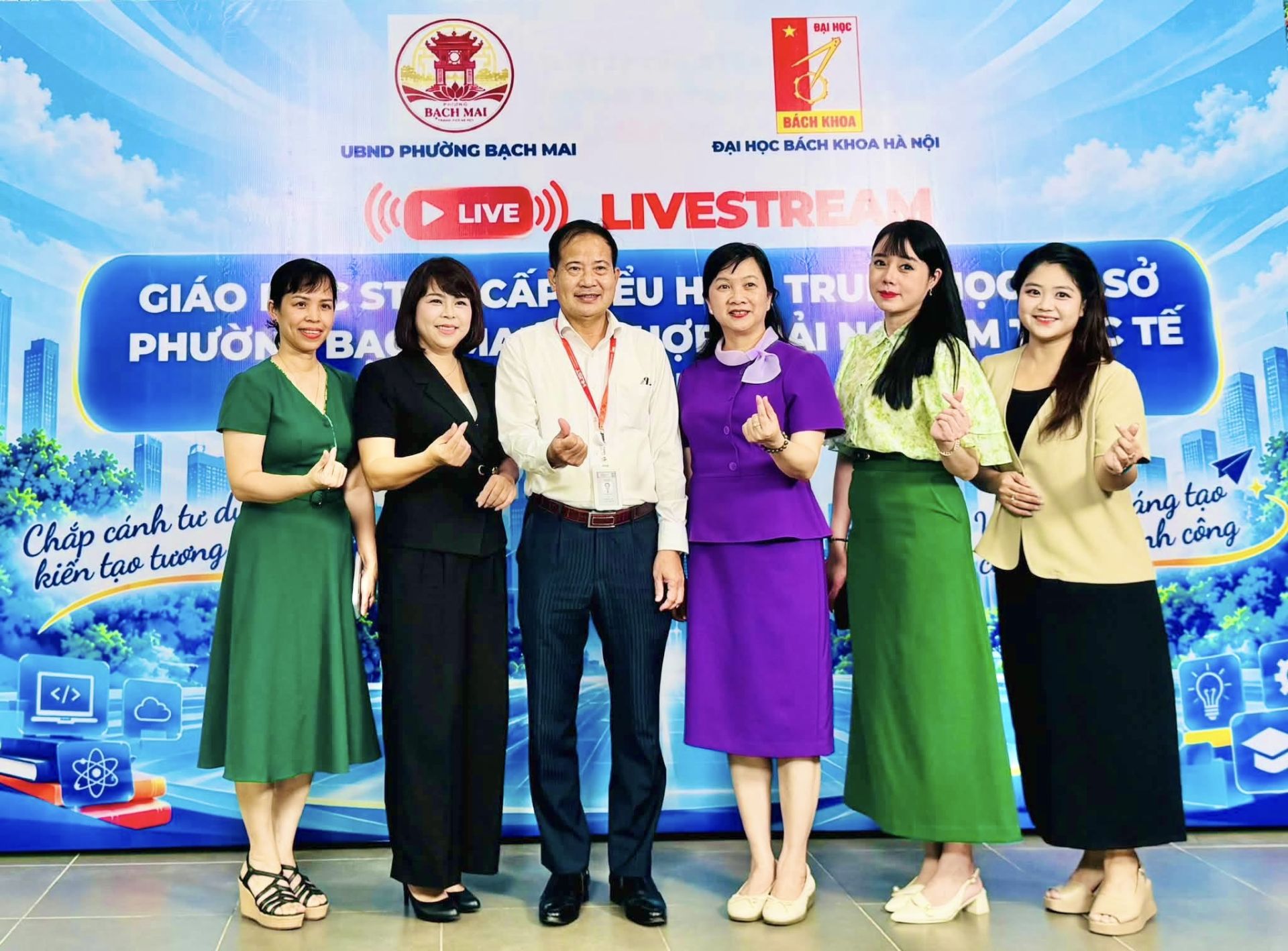 C&aacute;c đại biểu chụp h&igrave;nh lưu niệm tại chương tr&igrave;nh.  