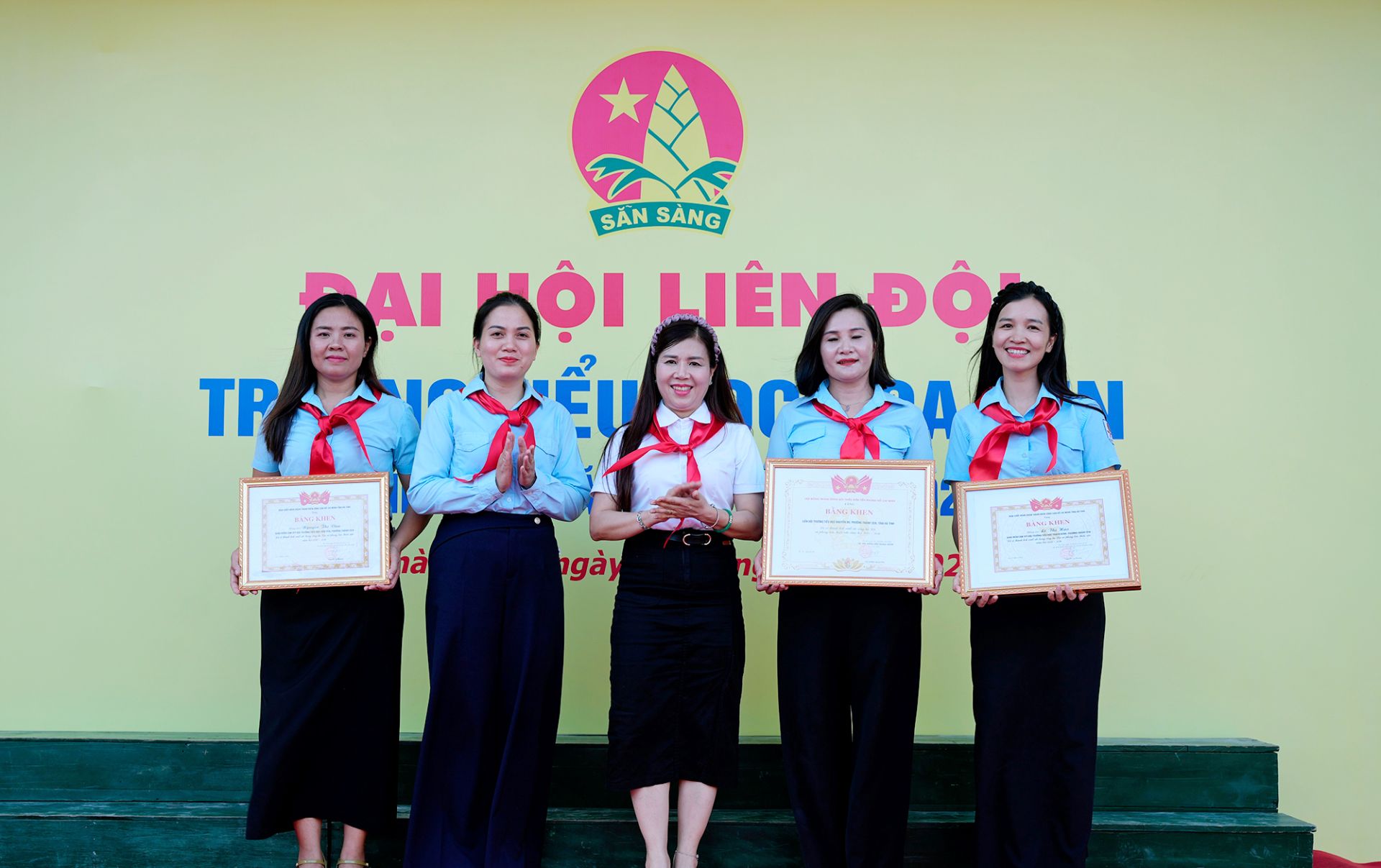 Li&ecirc;n đội Trường Tiểu học Hoa Sen vinh dự được Ban Chấp h&agrave;nh Trung ương Đo&agrave;n tặng Bằng khen v&igrave; c&oacute; th&agrave;nh t&iacute;ch xuất sắc trong phong tr&agrave;o &ldquo;Đọc v&agrave; l&agrave;m theo B&aacute;o Đội&rdquo;.
