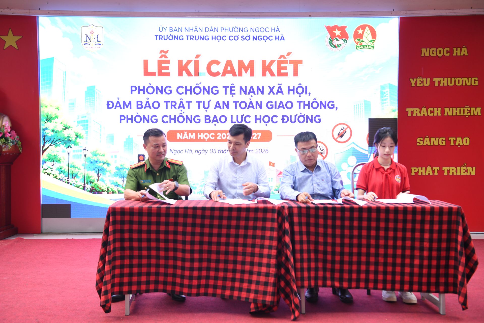 Đại diện Ban Gi&aacute;m hiệu, học sinh nh&agrave; trường v&agrave; C&ocirc;ng an phường Ngọc H&agrave; k&yacute; cam kết ph&ograve;ng, chống tệ nạn x&atilde; hội, bảo đảm trật tự an to&agrave;n giao th&ocirc;ng v&agrave; ph&ograve;ng, chống bạo lực học đường năm học 2026-2027. 