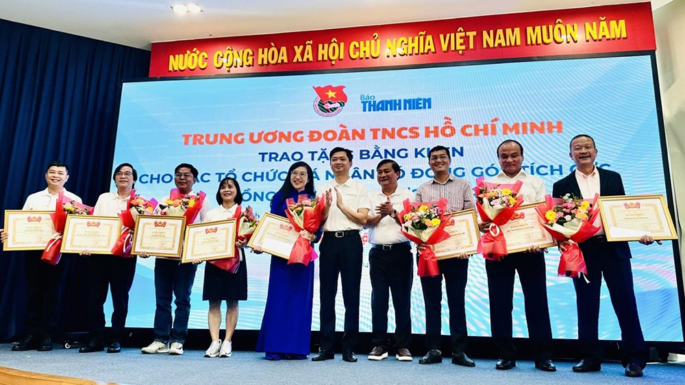 Anh Nguyễn Minh Triết v&agrave; nh&agrave; b&aacute;o Nguyễn Ngọc To&agrave;n trao Bằng khen của Ban Chấp h&agrave;nh Trung ương Đo&agrave;n TNCS Hồ Ch&iacute; Minh cho c&aacute;c tập thể, c&aacute; nh&acirc;n c&oacute; nhiều đ&oacute;ng g&oacute;p t&iacute;ch cực trong chương tr&igrave;nh giai đoạn 2021&ndash;2026.