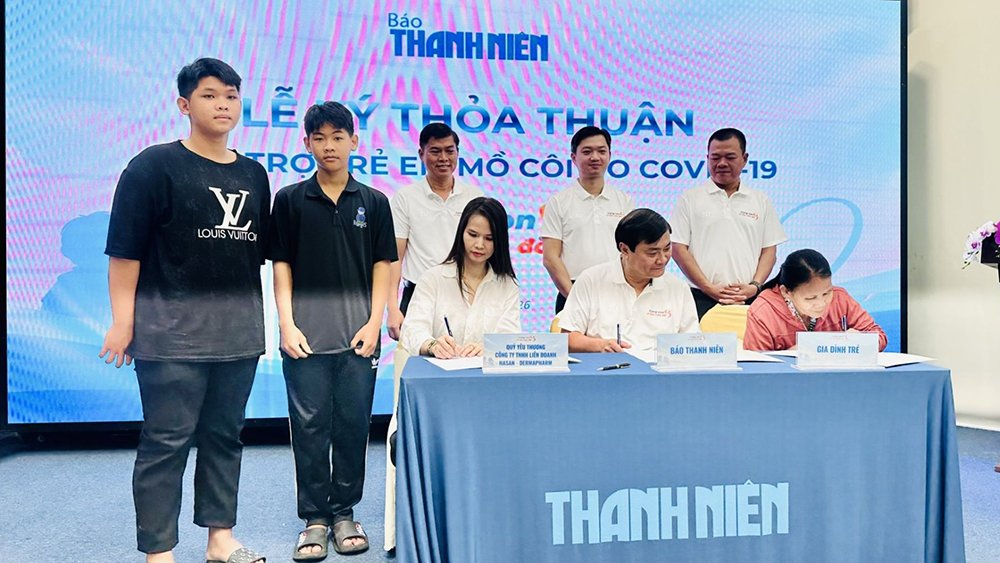 Đại diện B&aacute;o Thanh Ni&ecirc;n, c&aacute;c đơn vị bảo trợ v&agrave; gia đ&igrave;nh k&yacute; thỏa thuận đồng h&agrave;nh l&acirc;u d&agrave;i c&ugrave;ng trẻ mồ c&ocirc;i trong chương tr&igrave;nh &ldquo;C&ugrave;ng con đi tiếp cuộc đời&rdquo;.