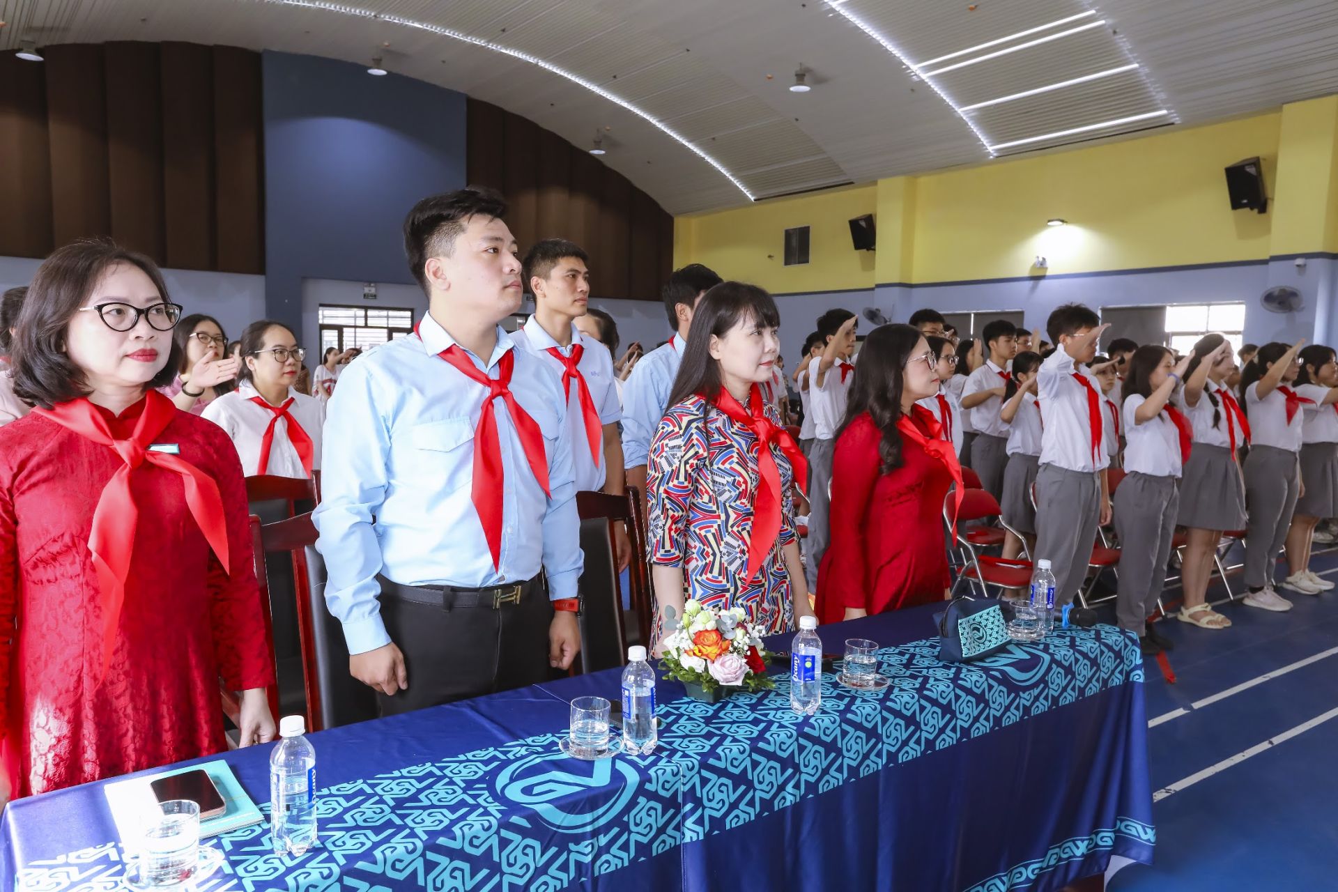 C&aacute;c vị đại biểu, thầy c&ocirc; gi&aacute;o v&agrave; c&aacute;c bạn đội vi&ecirc;n thực hiện nghi lễ Ch&agrave;o cờ trang nghi&ecirc;m mở đầu Đại hội Li&ecirc;n đội trường THCS CLC Giảng V&otilde; 2 nhiệm kỳ 2026 - 2027.