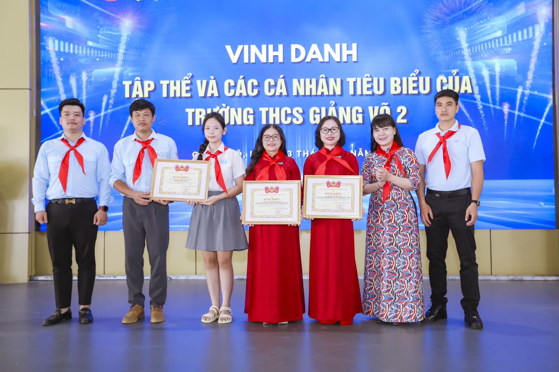 Đại diện Ban Gi&aacute;m hiệu trường THCS CLC Giảng V&otilde; 2 vinh dự nhận Giấy khen của Trung ương Đo&agrave;n TNCS Hồ Ch&iacute; Minh.