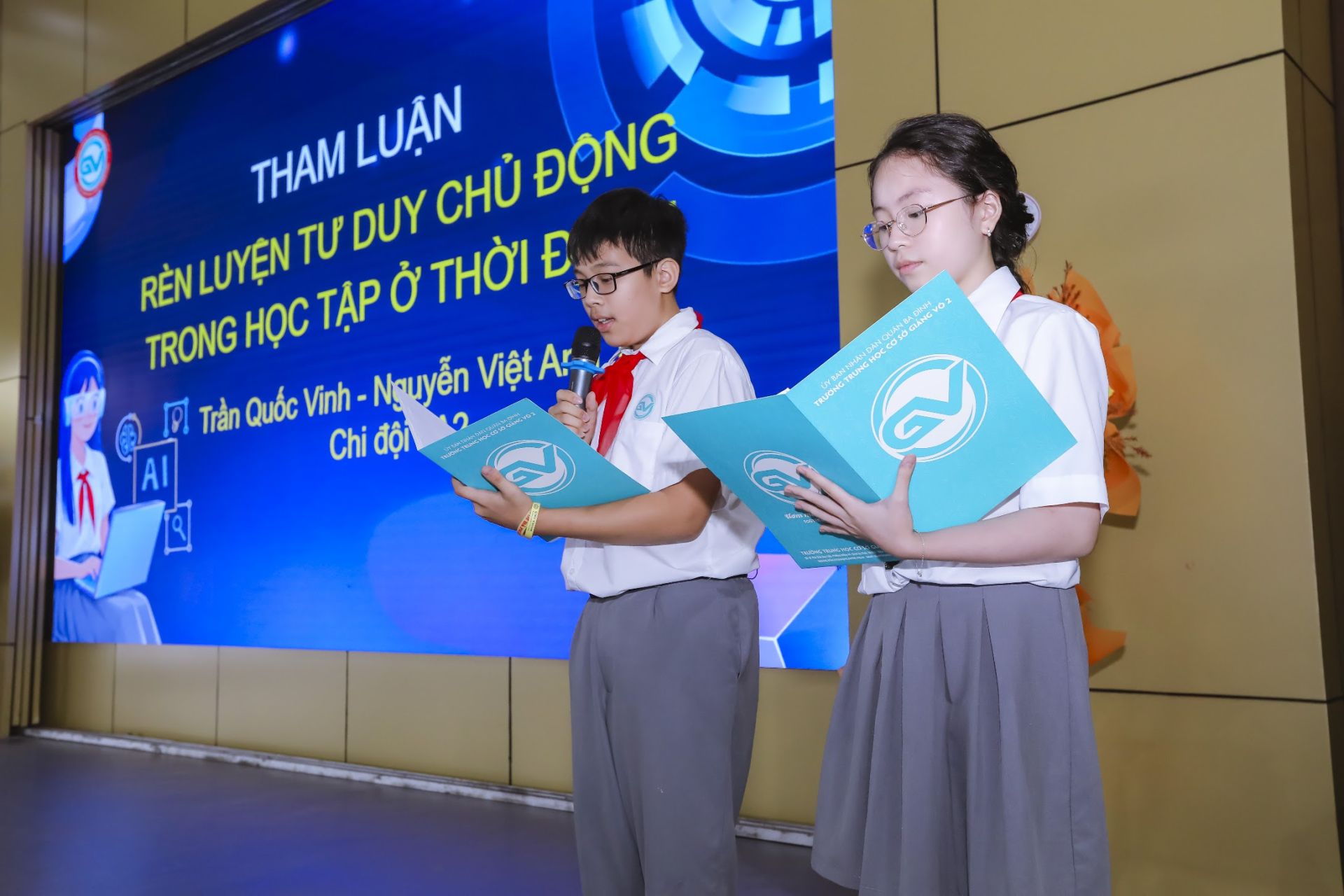 C&aacute;c bạn đội vi&ecirc;n tr&igrave;nh b&agrave;y tham luận &ldquo;R&egrave;n luyện tư duy chủ động trong học tập ở thời đại AI&rdquo; tại Đại hội.