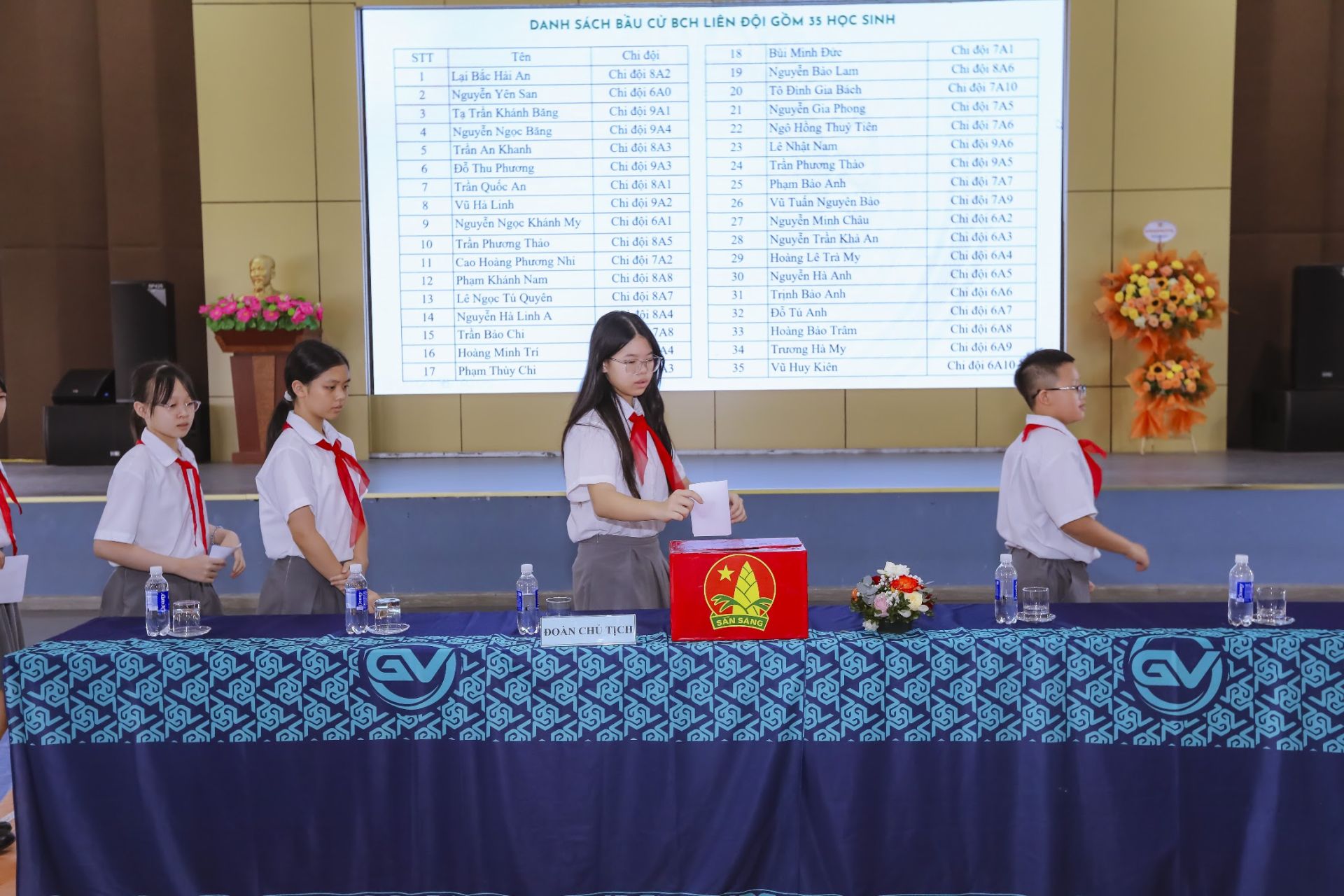 C&aacute;c bạn đội vi&ecirc;n thực hiện bỏ phiếu bầu Ban Chỉ huy Li&ecirc;n đội nhiệm kỳ năm học 2026-2027.
