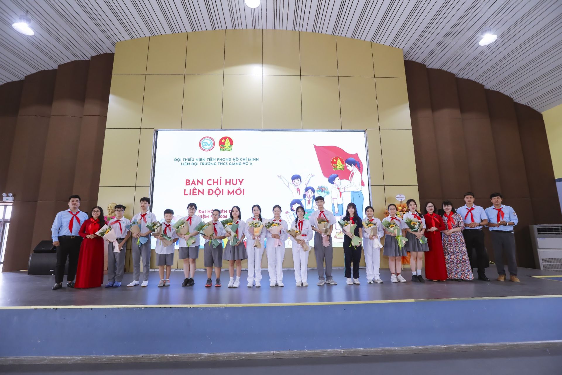 Ban Chỉ huy Li&ecirc;n đội trường THCS CLC Giảng V&otilde; 2 nhiệm kỳ 2026-2027 nhận hoa ch&uacute;c mừng v&agrave; ch&iacute;nh thức ra mắt Đại hội.