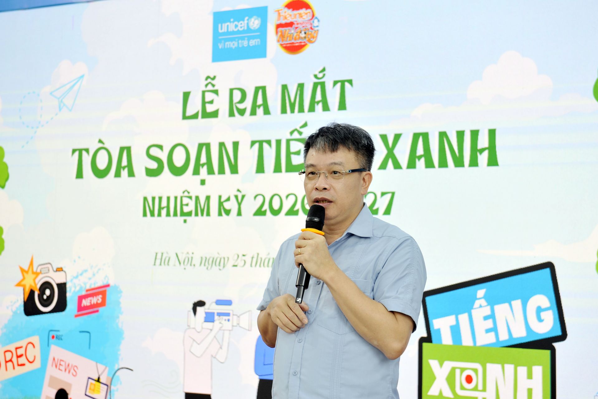 Nh&agrave; văn, nh&agrave; b&aacute;o Nguyễn Phan Khu&ecirc; ph&aacute;t biểu tại buổi lễ.