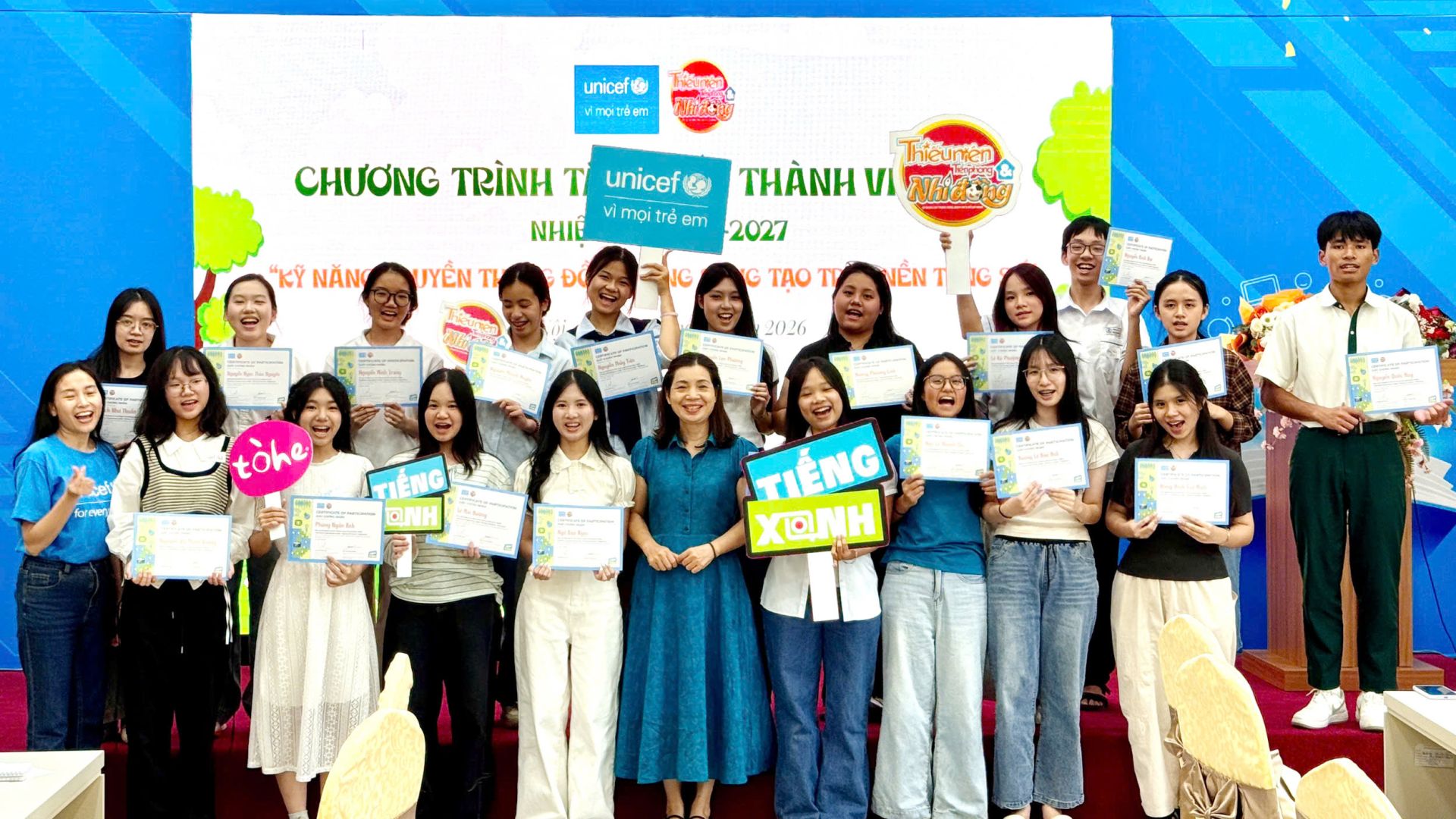 Ban Tổ chức trao Giấy chứng nhận tham gia tập huấn cho c&aacute;c th&agrave;nh vi&ecirc;n mới.