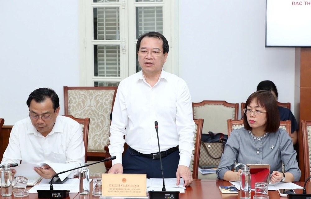 Ph&oacute; Cục trưởng Cục Du lịch Quốc gia Việt Nam b&aacute;o c&aacute;o dự thảo Nghị quyết.