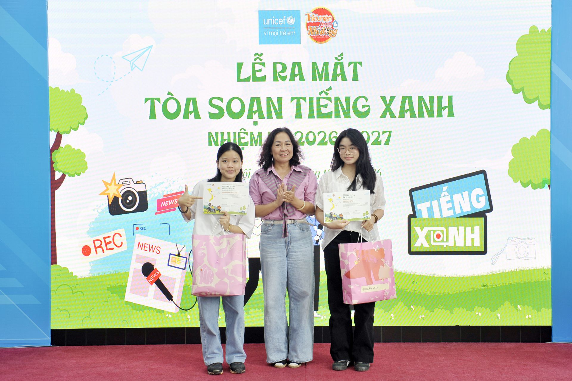 Nh&agrave; B&aacute;o Đỗ Thị Thanh B&igrave;nh - Ph&oacute; Tổng Bi&ecirc;n tập B&aacute;o TNTP&NĐ,  đại diện Ban cố vấn To&agrave; soạn Tiếng Xanh trao thưởng cho đại diện To&agrave; soạn Xanh - Đ&agrave; Nẵng v&agrave; CLB Tiếng Xanh L&agrave;o Cai trong khu&ocirc;n khổ chương tr&igrave;nh H&agrave;nh tr&igrave;nh M&ugrave;a h&egrave; kh&aacute;m ph&aacute; kh&iacute; hậu 2026 (CEST2026).