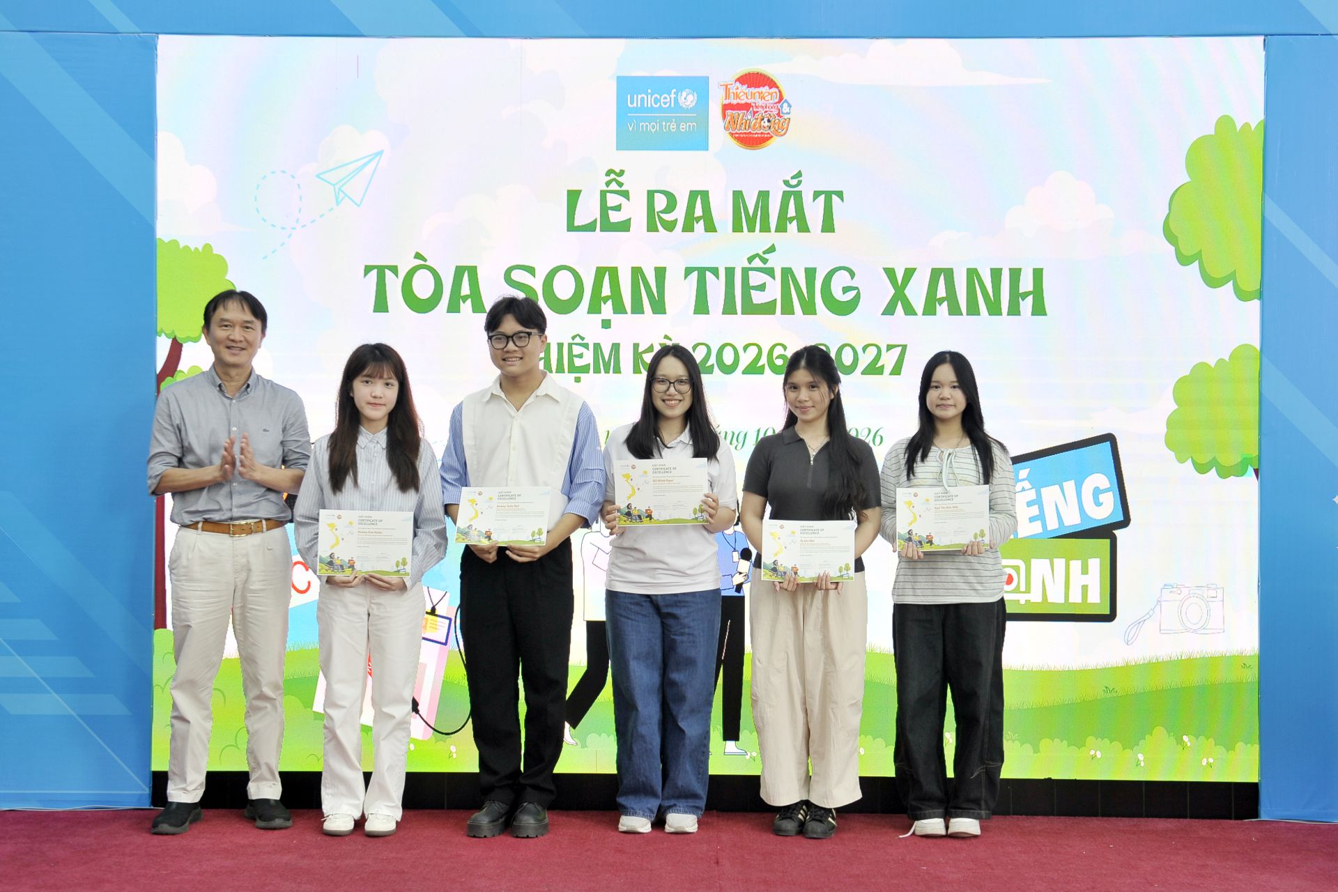 Chuy&ecirc;n gia L&yacute; Ph&aacute;t Việt Linh trao thưởng cho Ban bi&ecirc;n tập Tiếng Xanh nhiệm kỳ vừa qua.