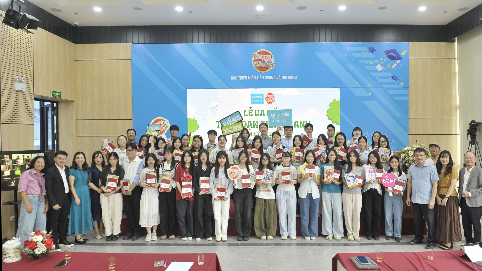 Ban Bi&ecirc;n tập T&ograve;a soạn Tiếng Xanh nhiệm kỳ mới ra mắt.