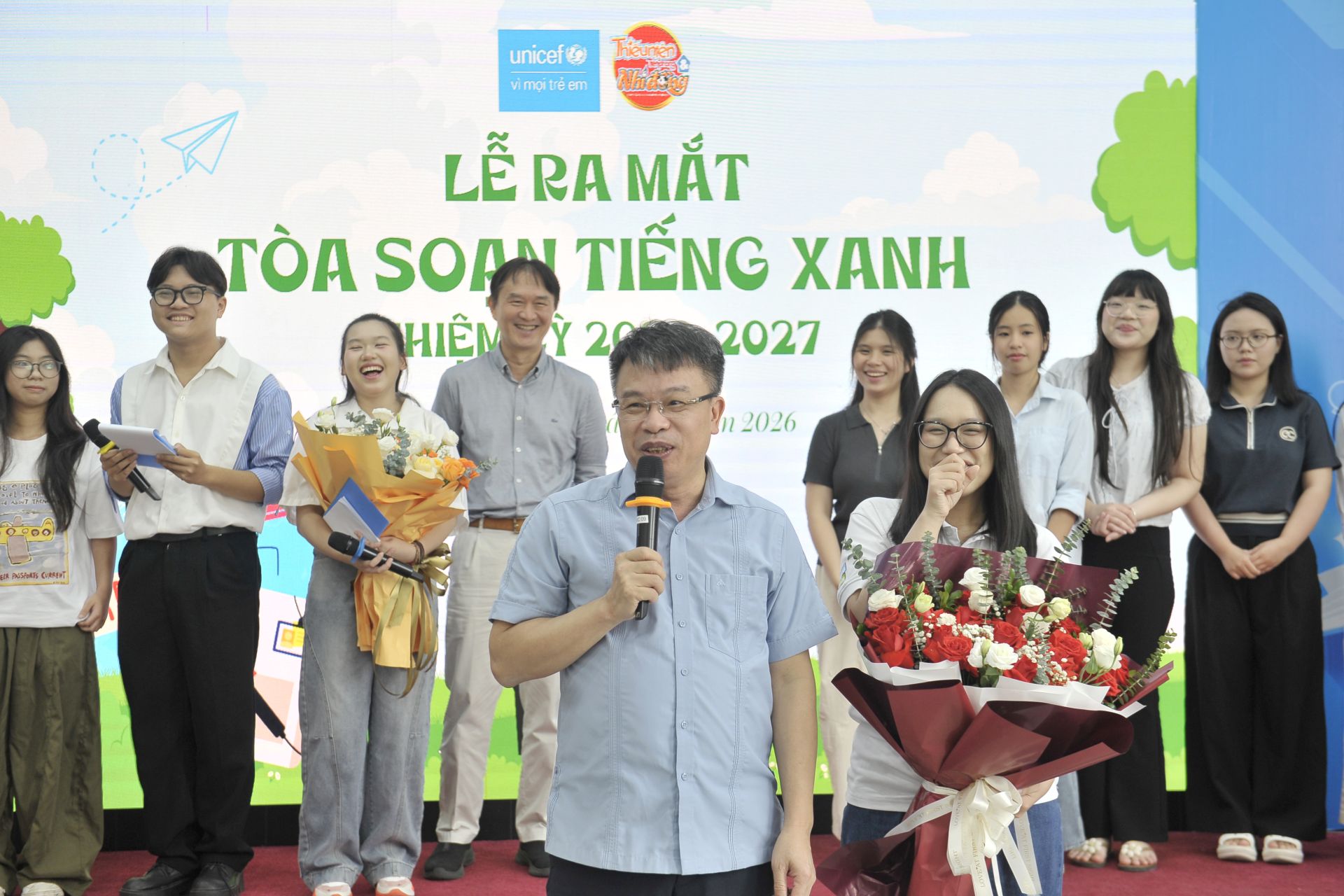 7.	Nh&agrave; văn, nh&agrave; b&aacute;o Nguyễn Phan Khu&ecirc; dặn d&ograve; v&agrave; trao nhiệm vụ cho Ban bi&ecirc;n tập Tiếng Xanh nhiệm kỳ 2026-2027.