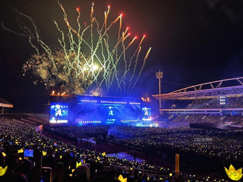 Biển người h&acirc;m mộ ch&agrave;o đ&oacute;n BigBang sau tr&ograve;n 20 năm.