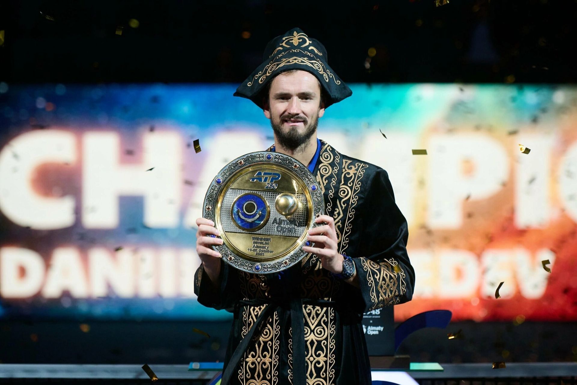 Medvedev n&acirc;ng danh hiệu Almaty Mở rộng tại Almaty Arena, Kazakhstan.