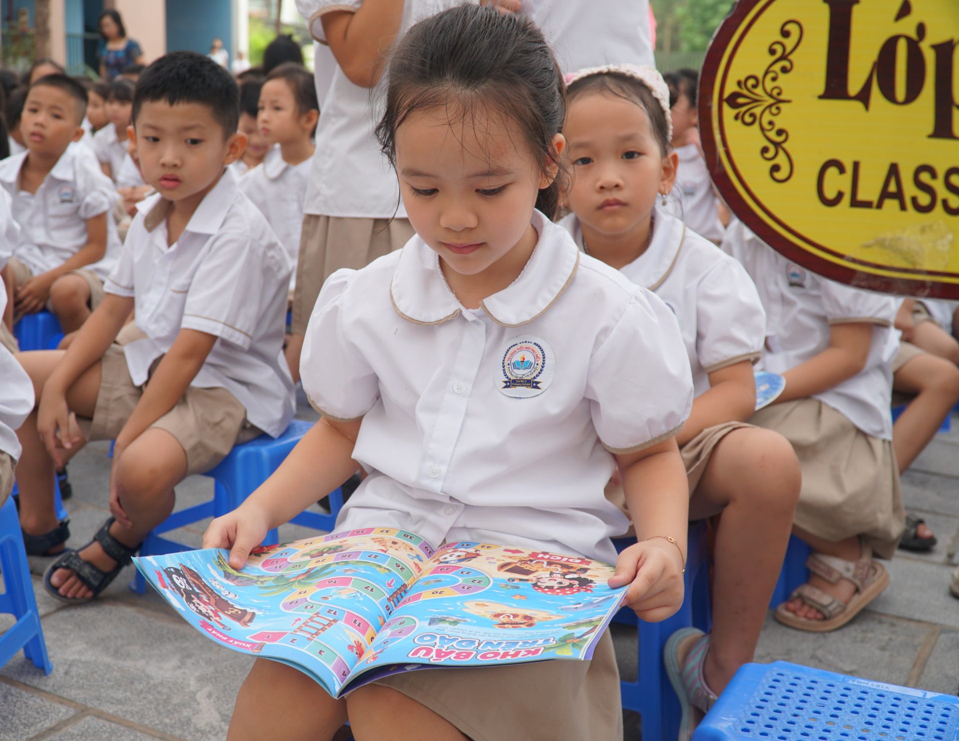 C&aacute;c độc giả nh&iacute; của trường Tiểu học Nguyễn Qu&yacute; Đức v&agrave; c&aacute;c ấn phẩm của B&aacute;o TNTP&NĐ.