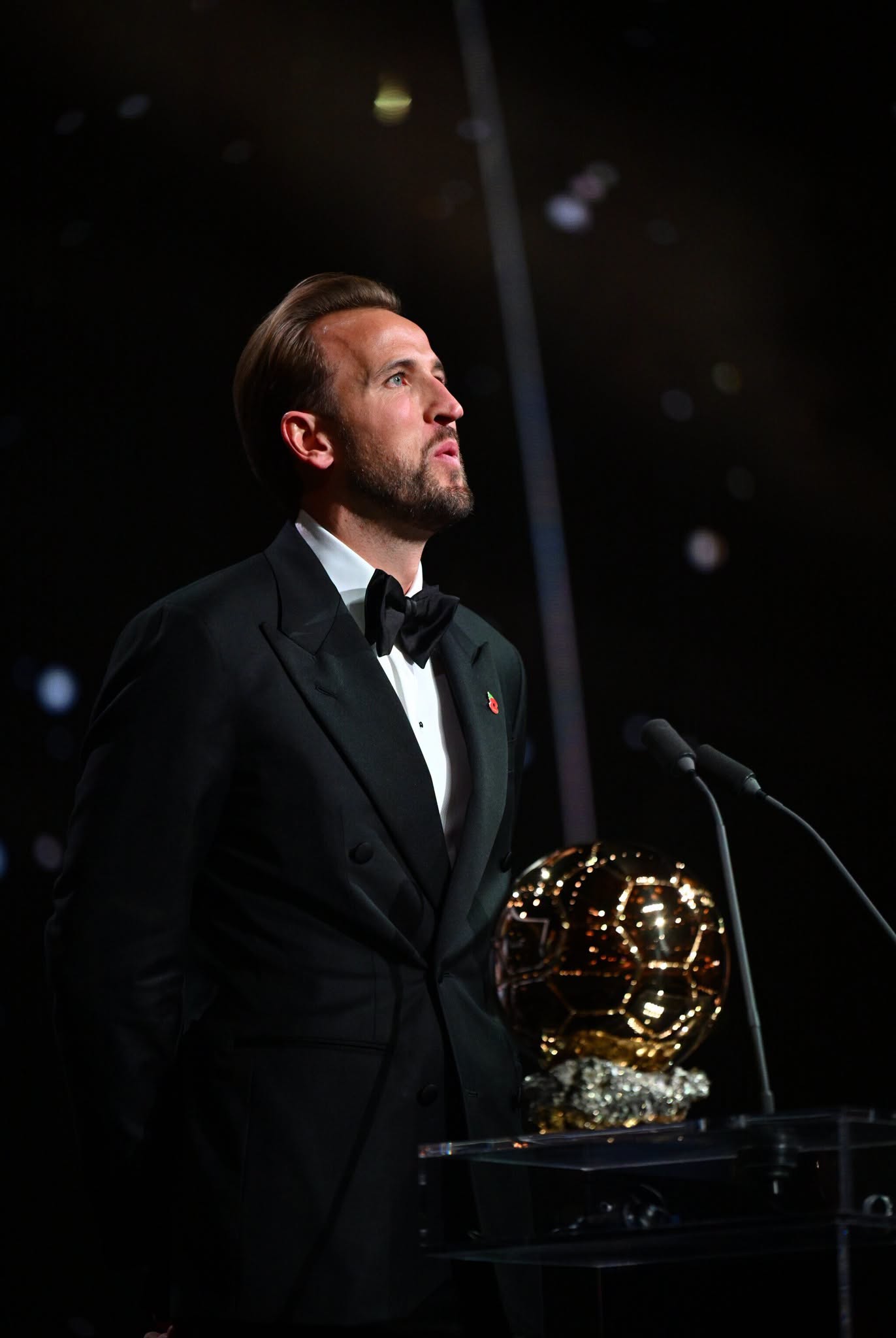 Tiền đạo Harry Kane gi&agrave;nh giải Quả B&oacute;ng V&agrave;ng 2026.