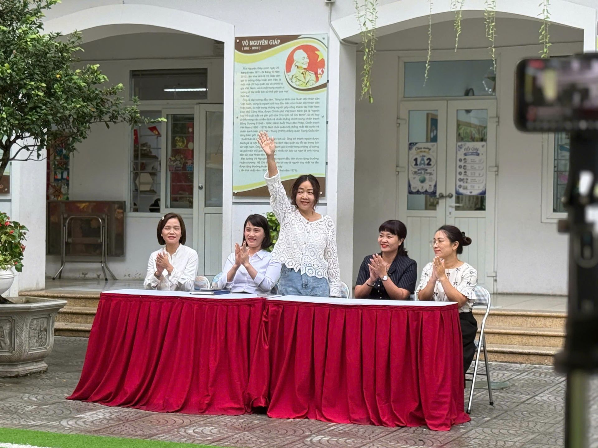 Ban Gi&aacute;m hiệu trường Tiểu học v&agrave; THCS T&acirc;n Khai tại chương tr&igrave;nh ph&aacute;t động Tuần lễ hưởng ứng học tập suốt đời năm 2026. 
