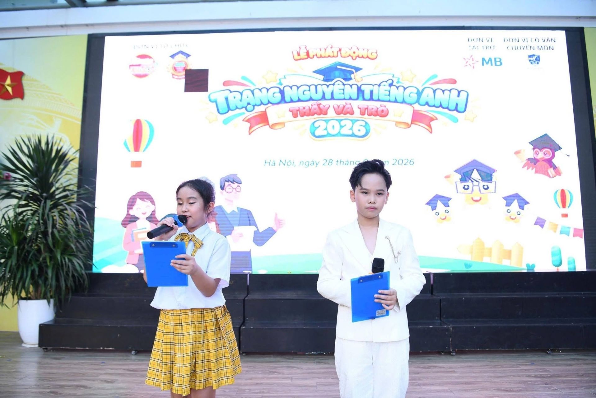 Hai bạn Vũ Tuệ Chi (lớp 5A6, b&ecirc;n tr&aacute;i) v&agrave; Nguyễn Minh Anh (lớp 5A5) tại chương tr&igrave;nh.