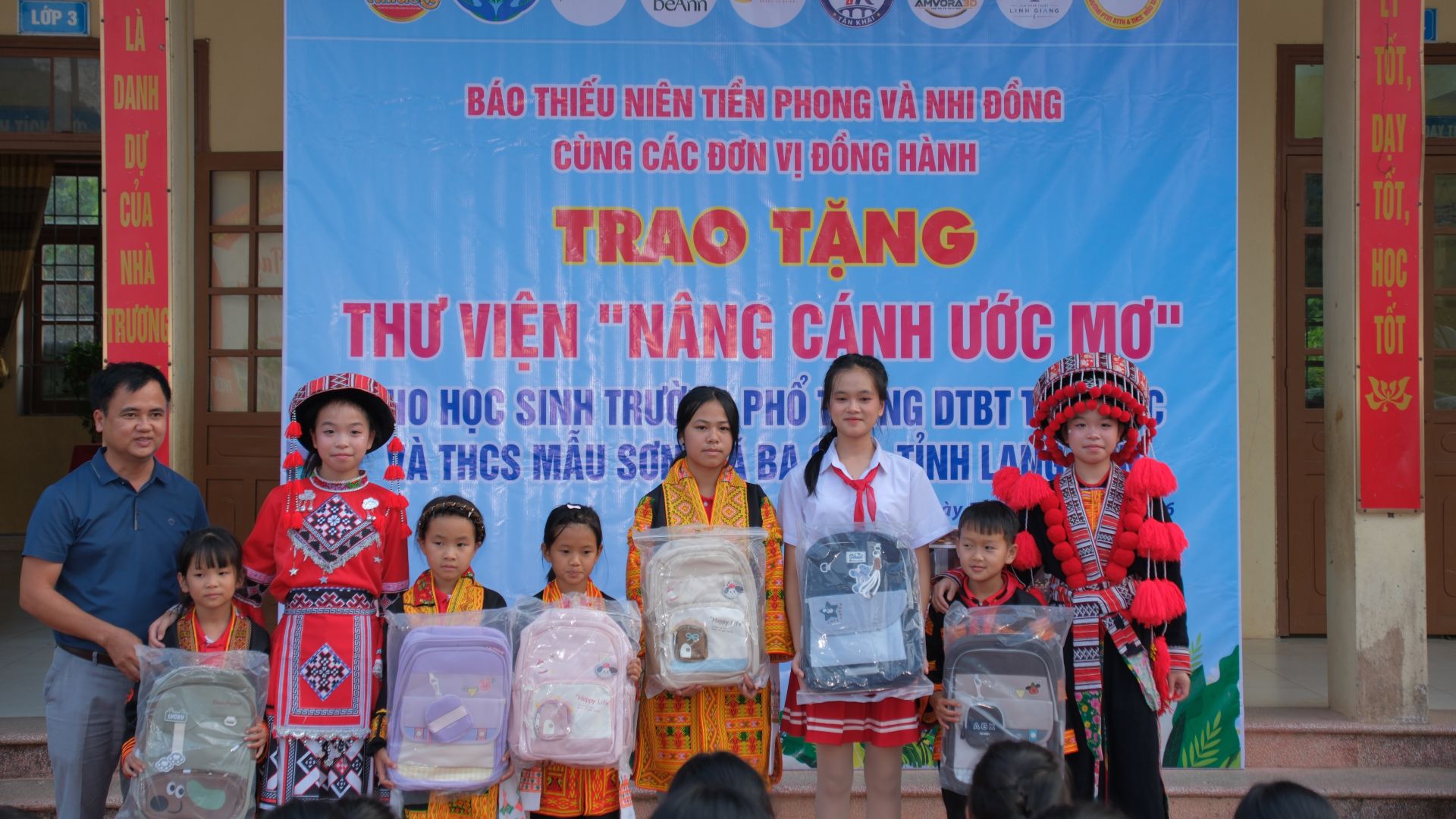 Hai MC nh&iacute; H&agrave; Huyền Anh v&agrave; H&agrave; Anh tham gia tặng qu&agrave;