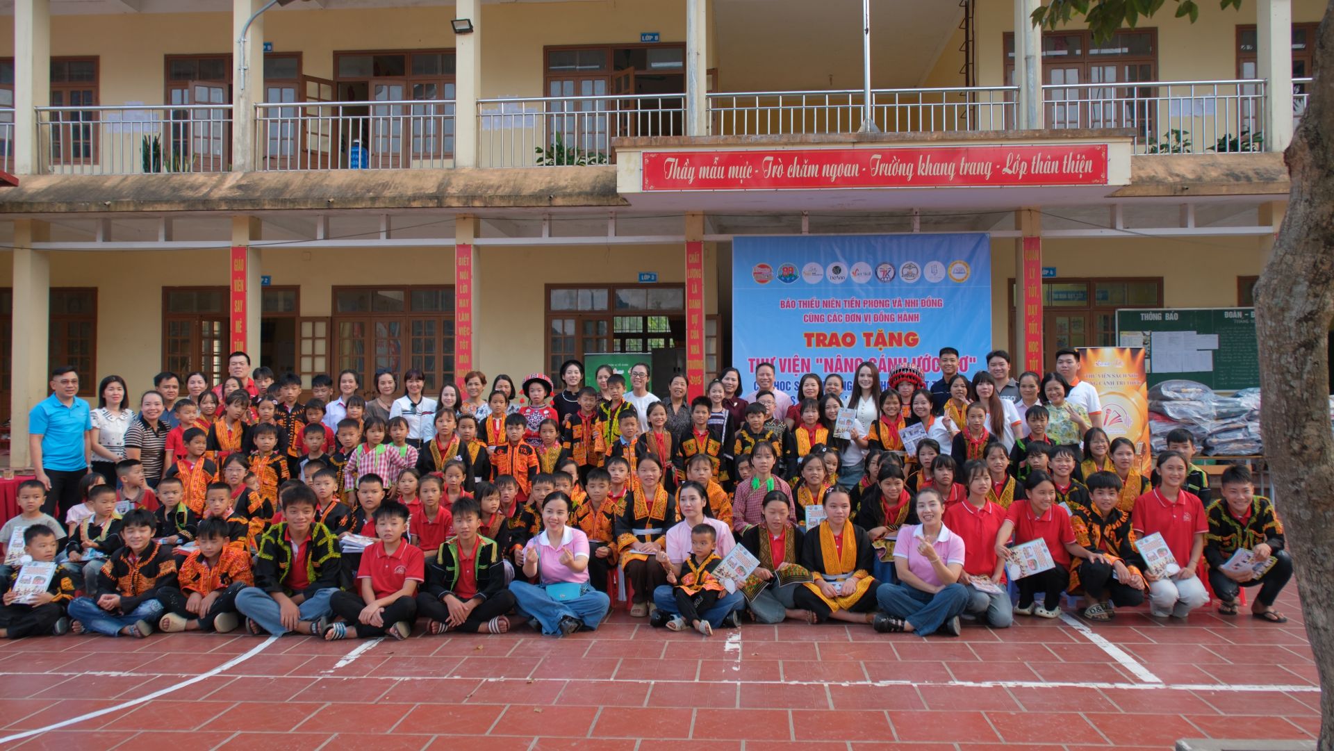 Đo&agrave;n c&ocirc;ng t&aacute;c c&ugrave;ng gi&aacute;o vi&ecirc;n học sinh trường Mẫu Sơn