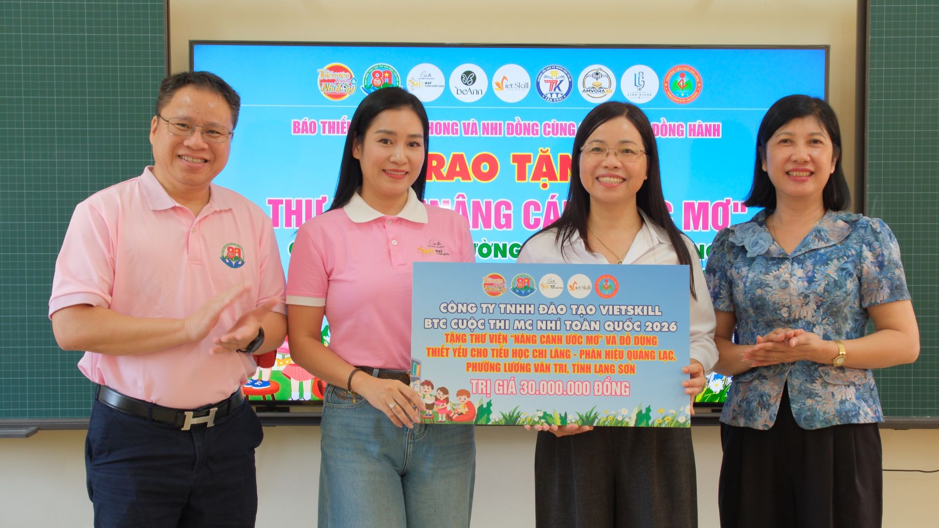 Đại diện địa phương v&agrave; nh&agrave; trường tiếp nhận thư viện N&acirc;ng c&aacute;nh ước mơ