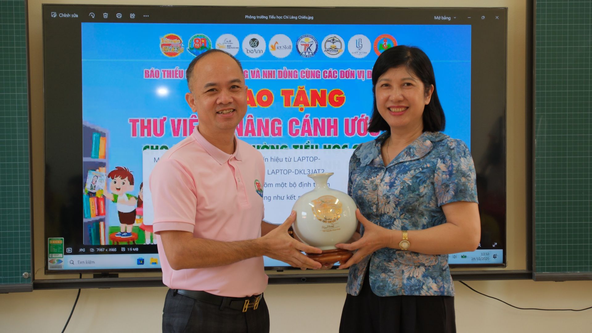 Nh&agrave; b&aacute;o L&ecirc; Văn Phương trao qu&agrave; lưu niệm cho địa phương