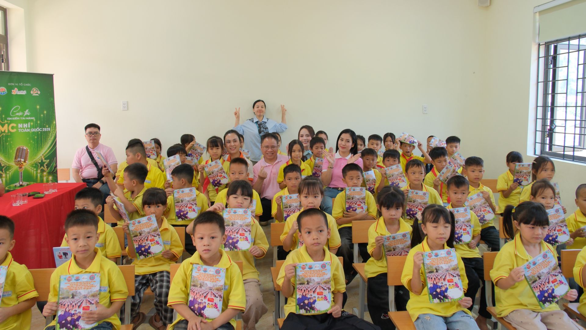 Đo&agrave;n c&ocirc;ng t&aacute;c c&ugrave;ng gi&aacute;o vi&ecirc;n v&agrave; học sinh tại Quảng Lạc