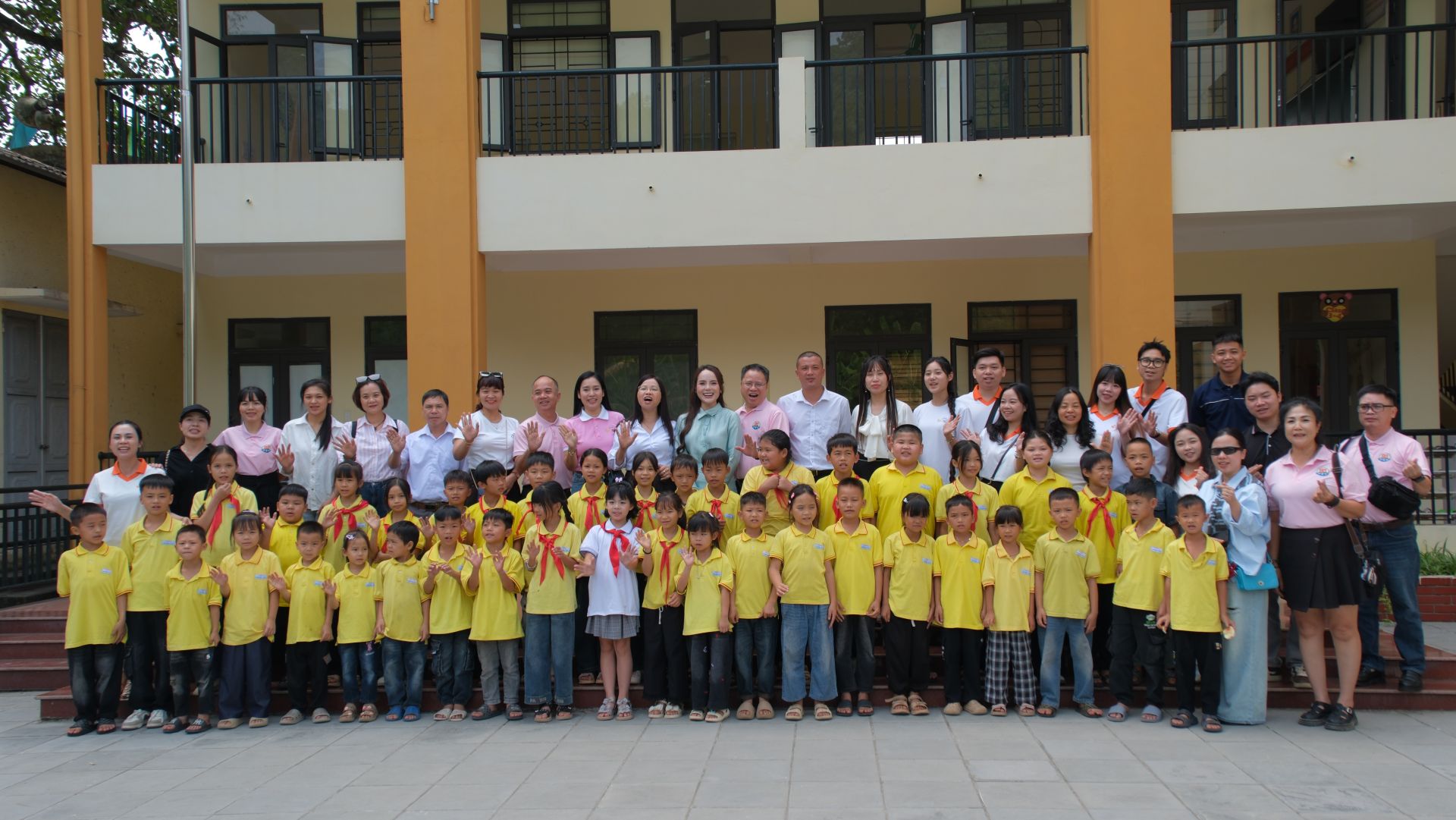 Học sinh Quảng Lạc c&ugrave;ng đo&agrave;n c&ocirc;ng t&aacute;c