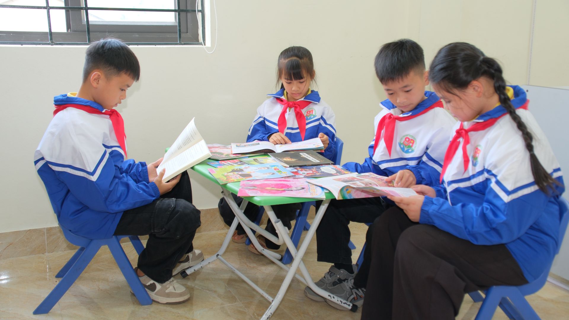 B&aacute;o Đội v&agrave; s&aacute;ch mới d&agrave;nh tặng học sinh