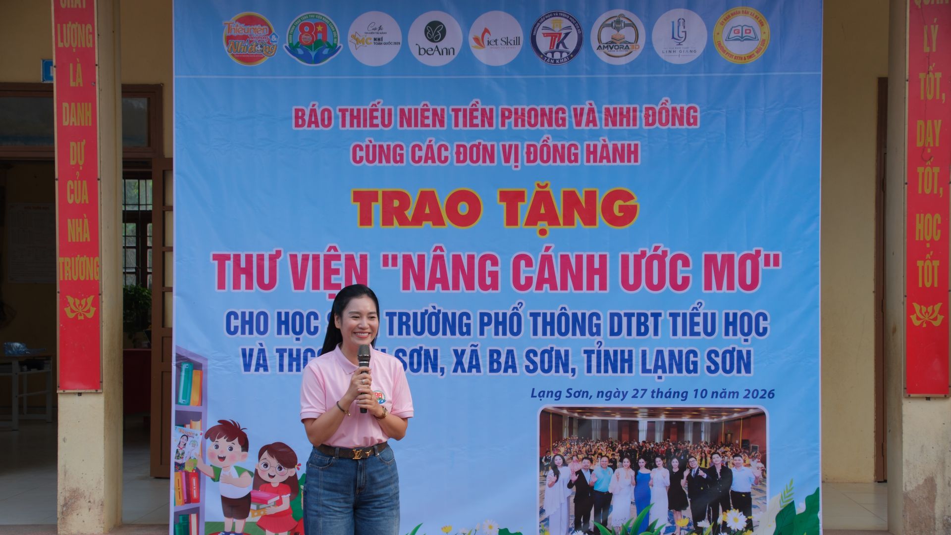 MC Thanh Mai tại chương tr&igrave;nh N&acirc;ng c&aacute;nh ước mơ