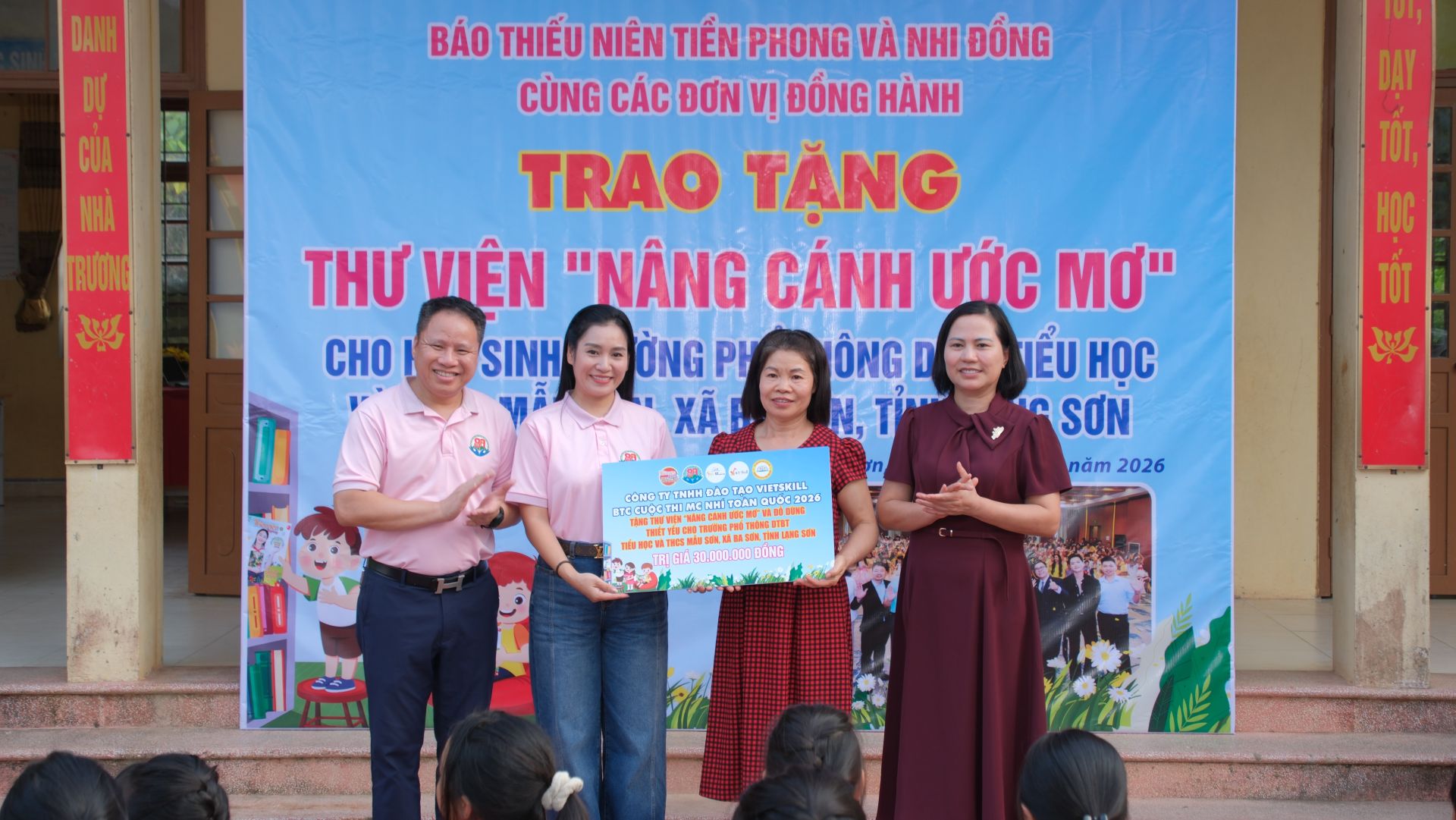 Đại diện B&aacute;o TNTP v&agrave; Nhi đồng c&ugrave;ng Vietskill trao tặng thư viện