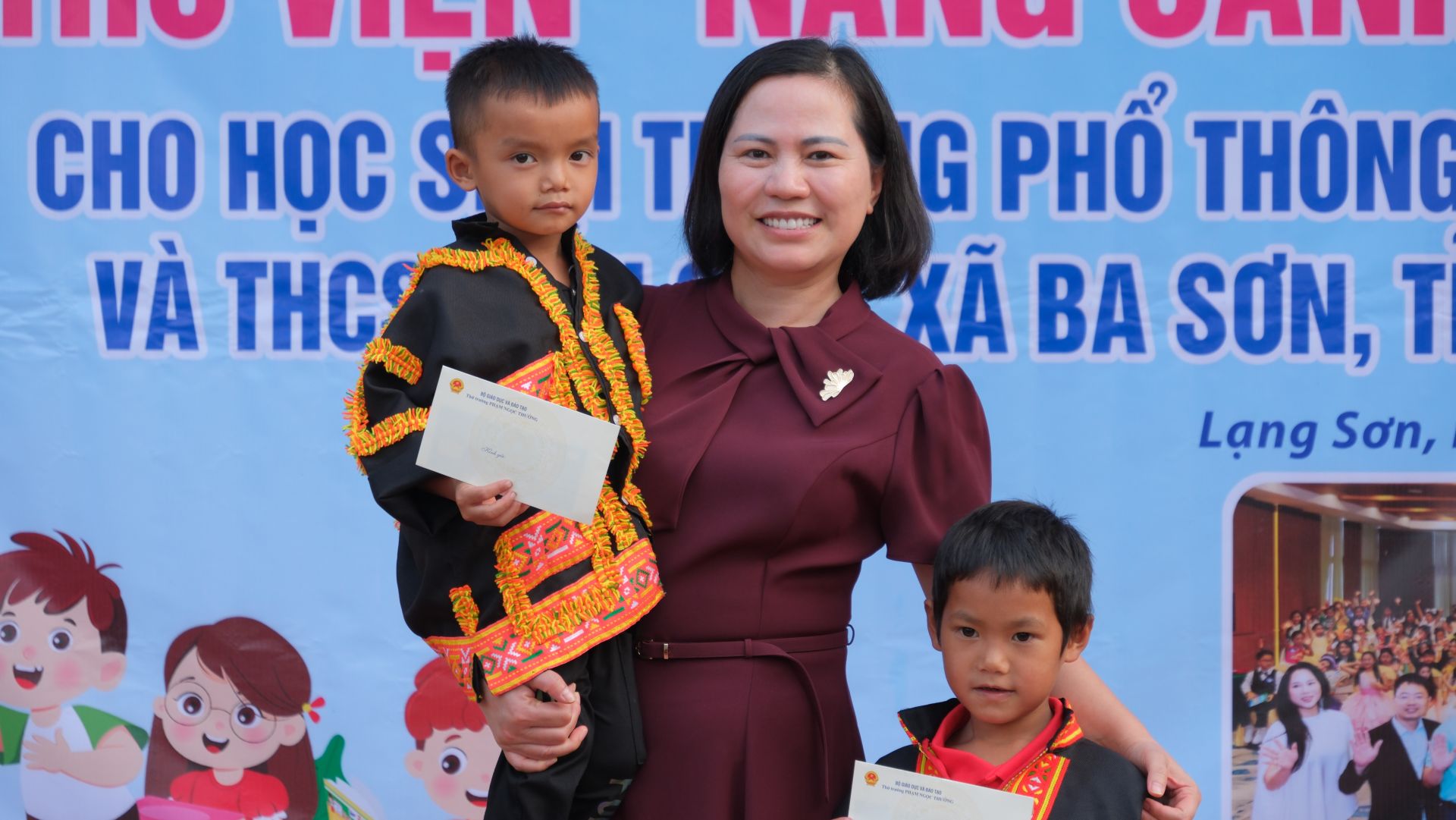 Nh&agrave; gi&aacute;o Ưu t&uacute; Dương Hồng Minh trao học bổng cho học sinh