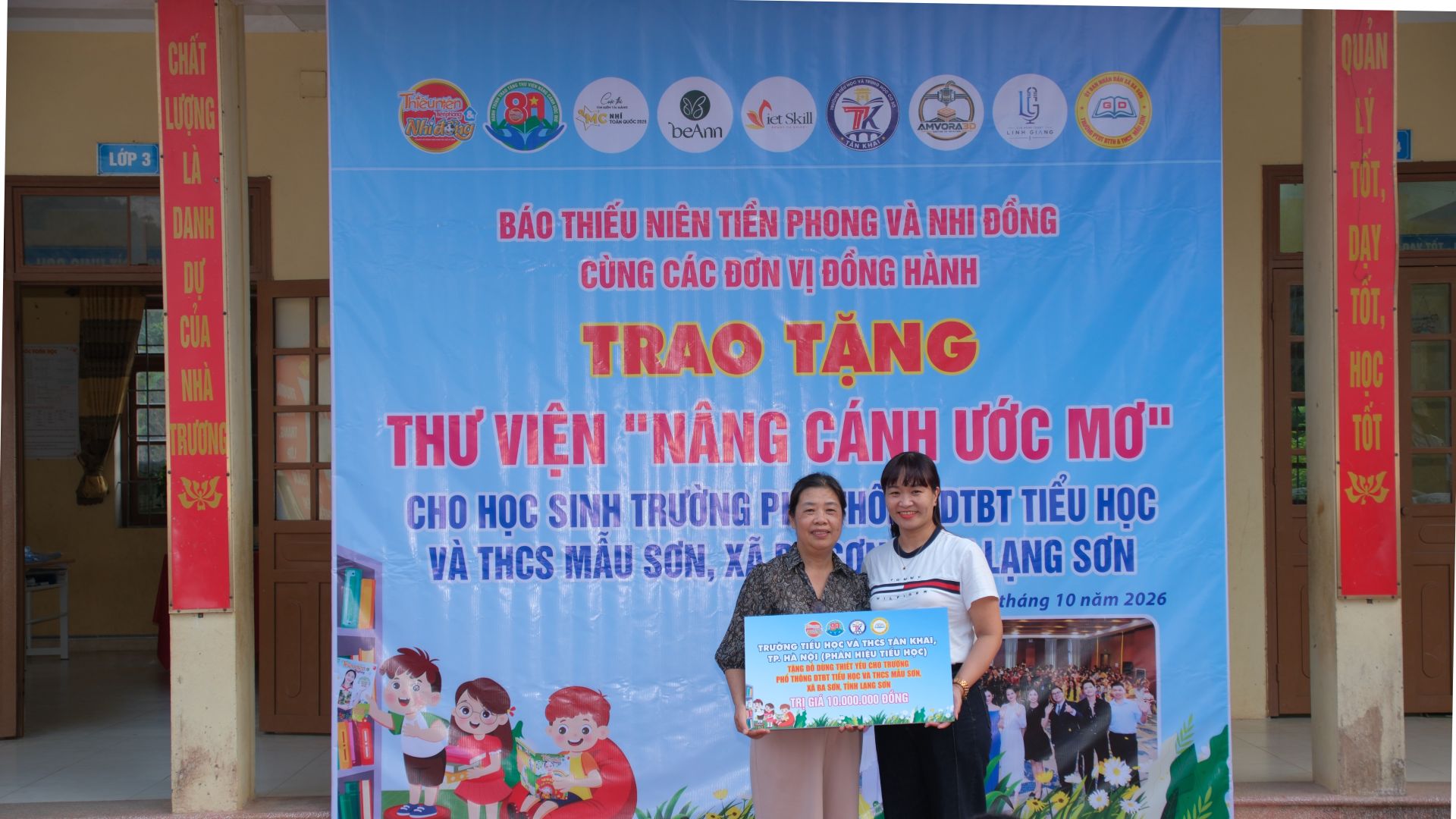 Đại diện trường T&acirc;n Khai trao qu&agrave; cho học sinh Mẫu Sơn