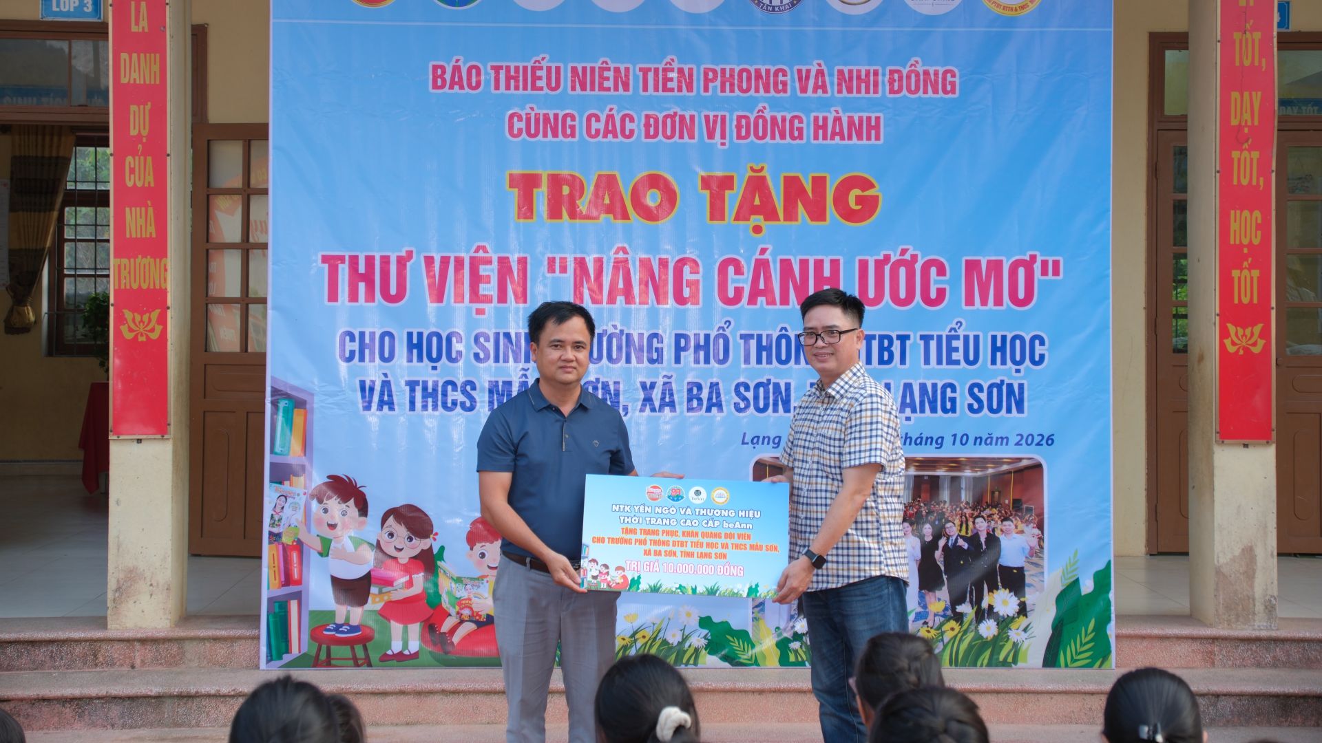 Đại diện thương hiệu beAnn trao qu&agrave; cho học sinh