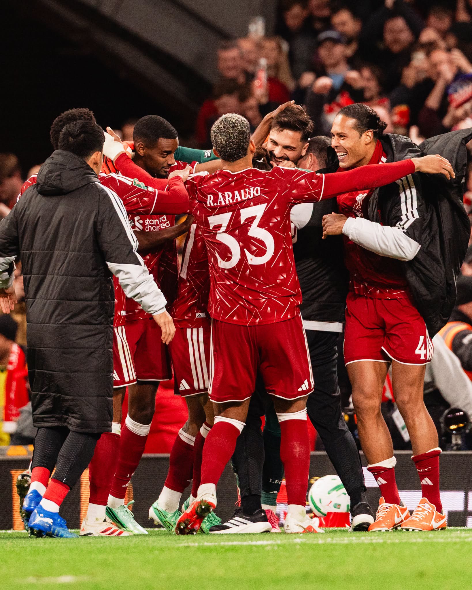 C&aacute;c cầu thủ Liverpool ăn mừng sau chiến thắng trước Chelsea tại C&uacute;p Li&ecirc;n đo&agrave;n Anh.