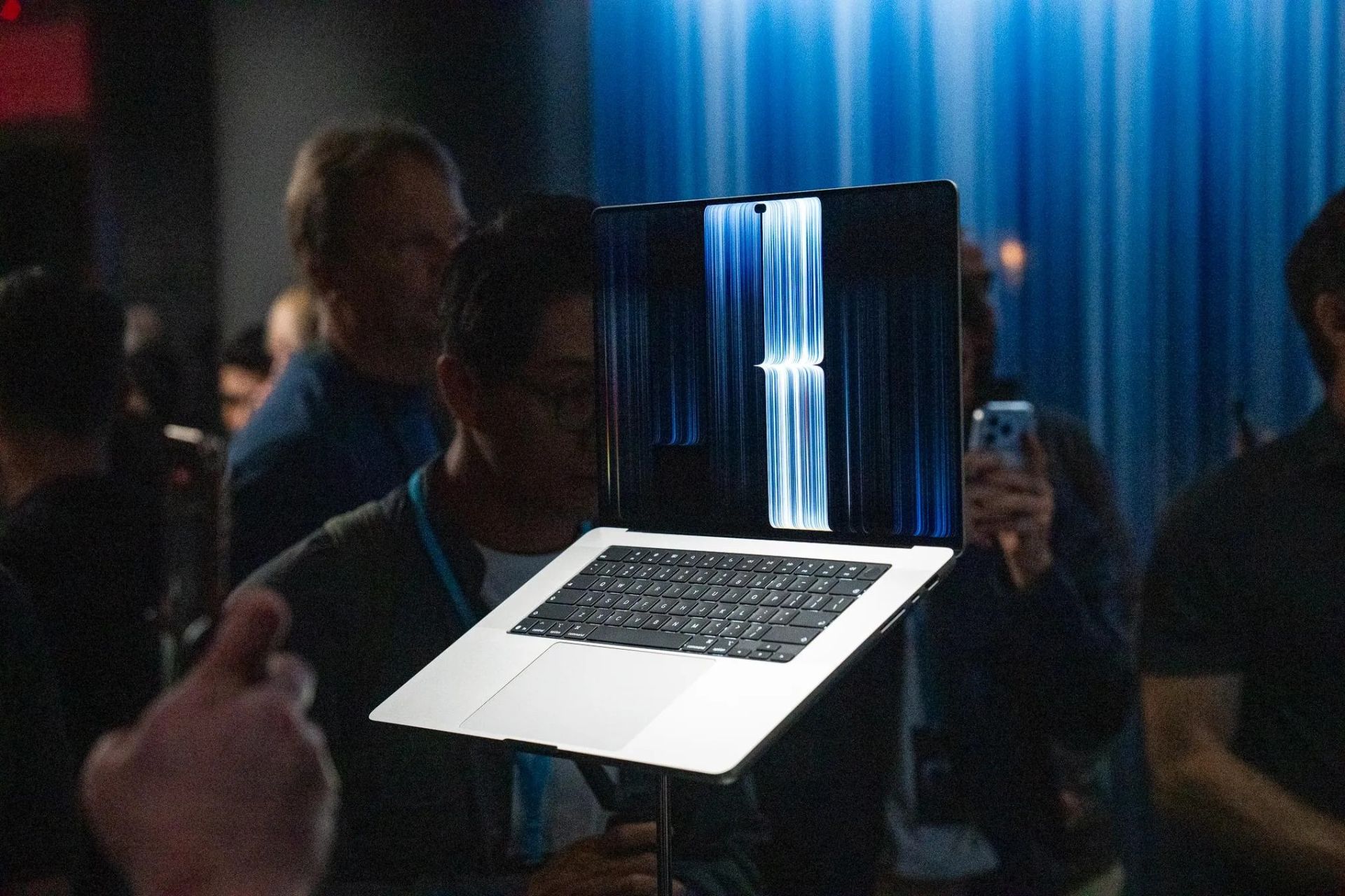 Thiết kế MacBook Pro OLED cảm ứng mới của Apple.