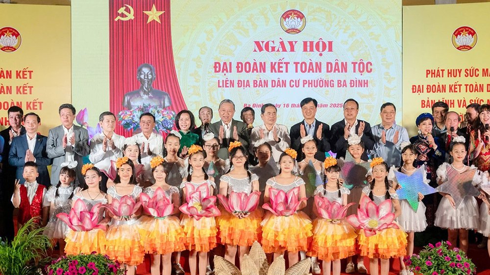 Nh&acirc;n kỷ niệm 95 năm Ng&agrave;y th&agrave;nh lập Mặt trận D&acirc;n tộc thống nhất Việt Nam (18/11/1930 - 18/11/2025), tối 16/11, Tổng B&iacute; thư T&ocirc; L&acirc;m v&agrave; Chủ tịch Quốc hội Trần Thanh Mẫn đ&atilde; tới dự Ng&agrave;y hội Đại đo&agrave;n kết to&agrave;n d&acirc;n tộc li&ecirc;n địa b&agrave;n d&acirc;n cư Cụm 1, phường Ba Đ&igrave;nh, th&agrave;nh phố H&agrave; Nội.