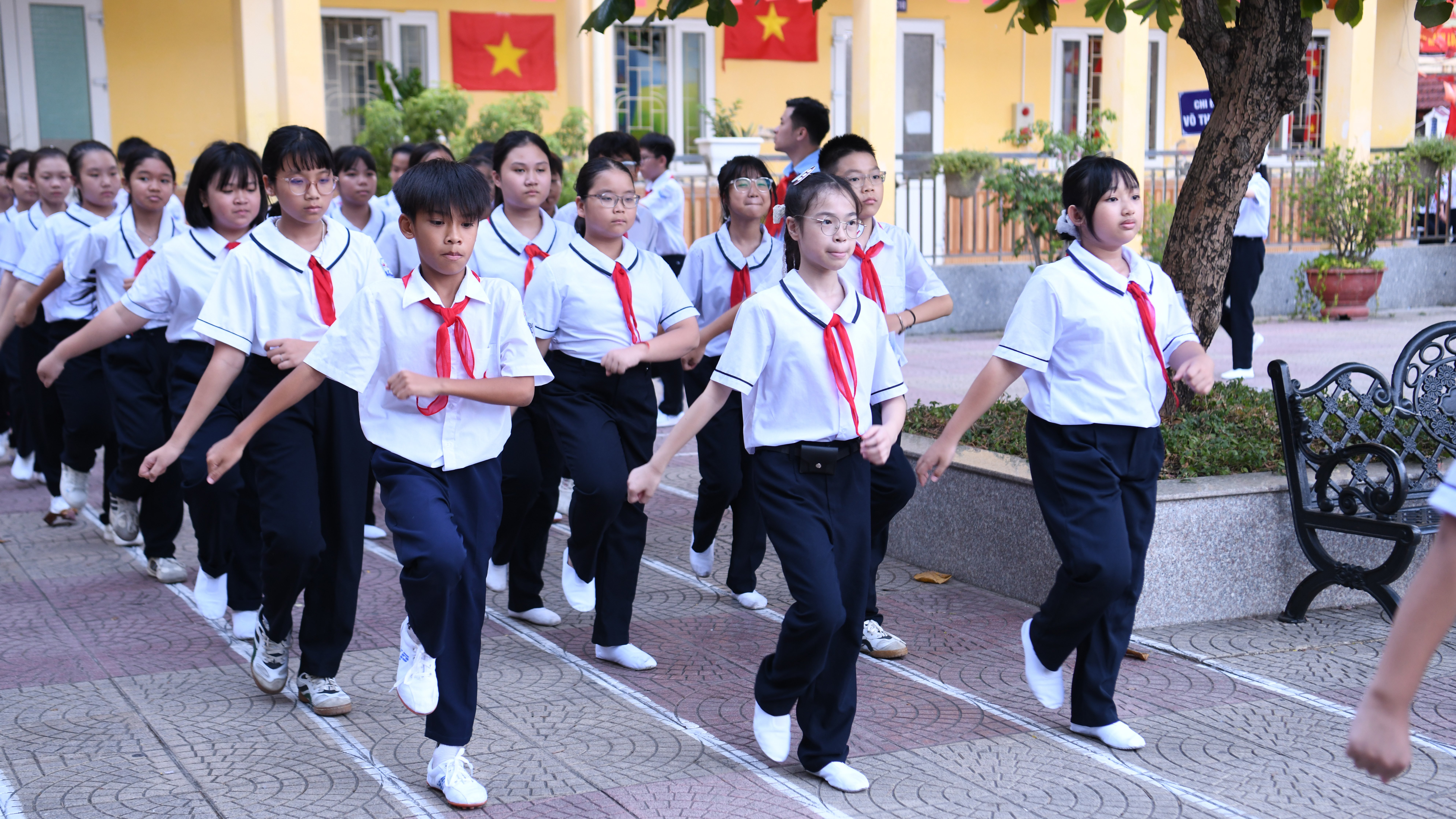 Đội viên tham gia thực hiện nghi lễ Đội.