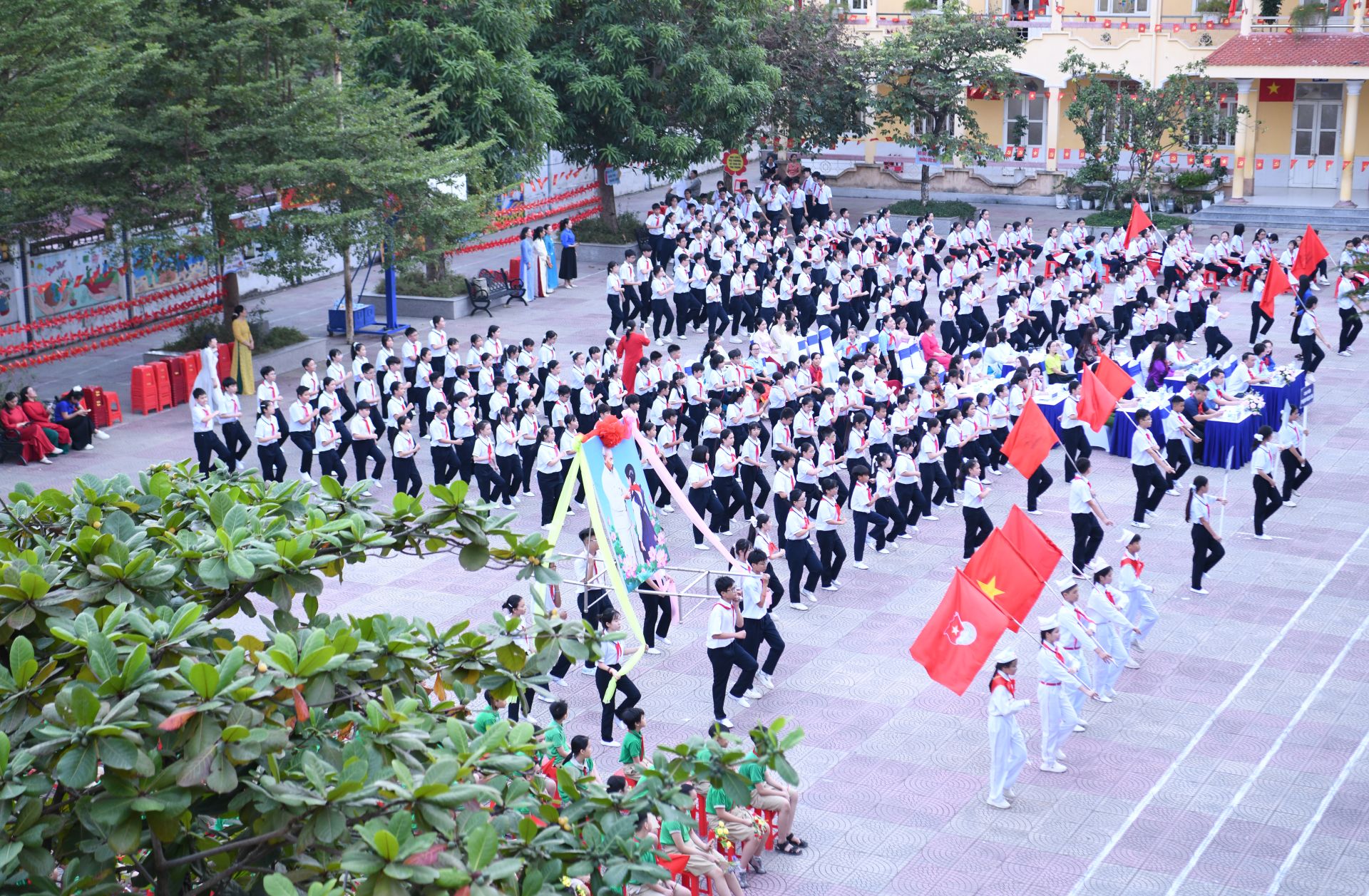 Đội vi&ecirc;n thực hiện Nghi thức Đội tại s&acirc;n trường THCS Đ&agrave; Nẵng.