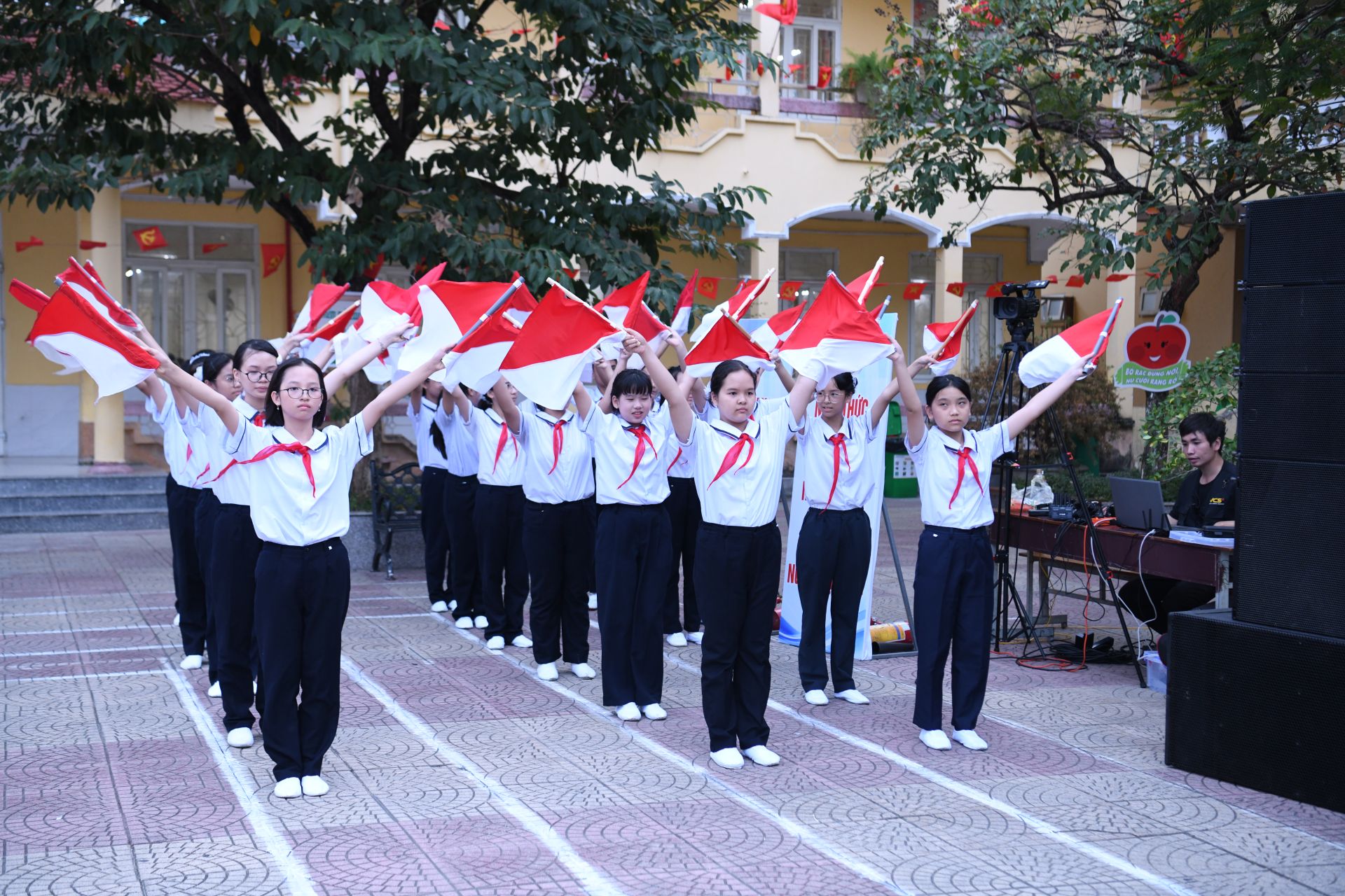 Học sinh trường THCS Đ&agrave; Nẵng tham gia đồng diễn semaphore.