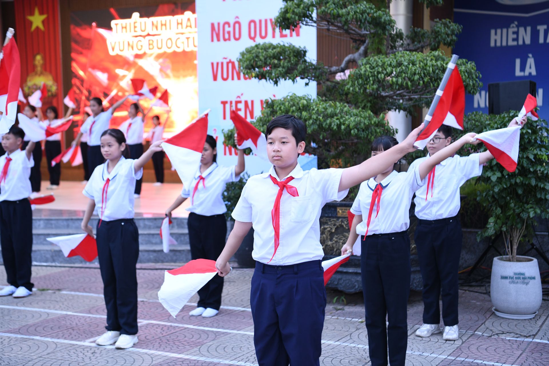 M&agrave;n đồng diễn semaphore của học sinh trường THCS Đ&agrave; Nẵng.