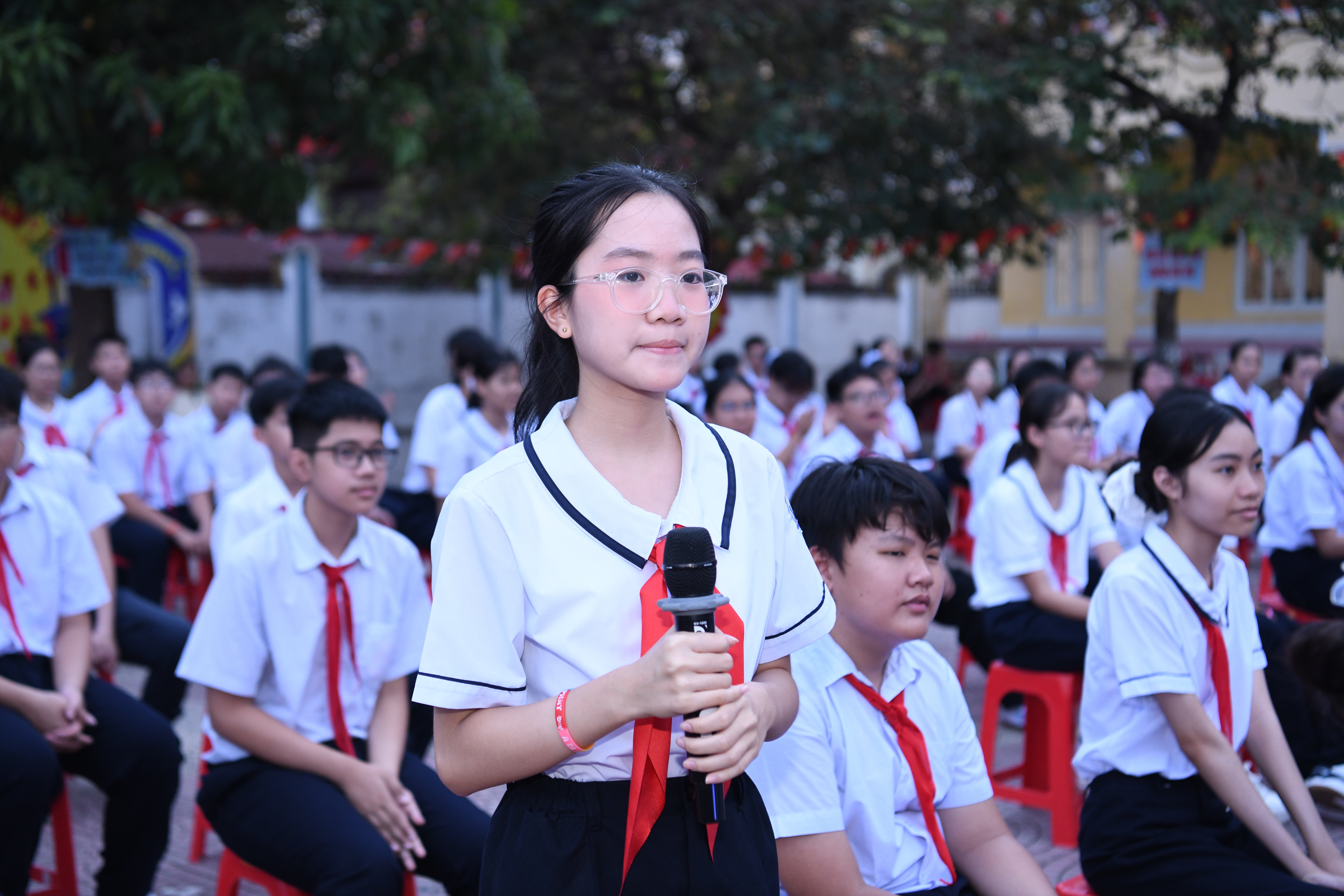 Các bạn học sinh tham gia trò chơi tìm hiểu kiến thức Đội.
