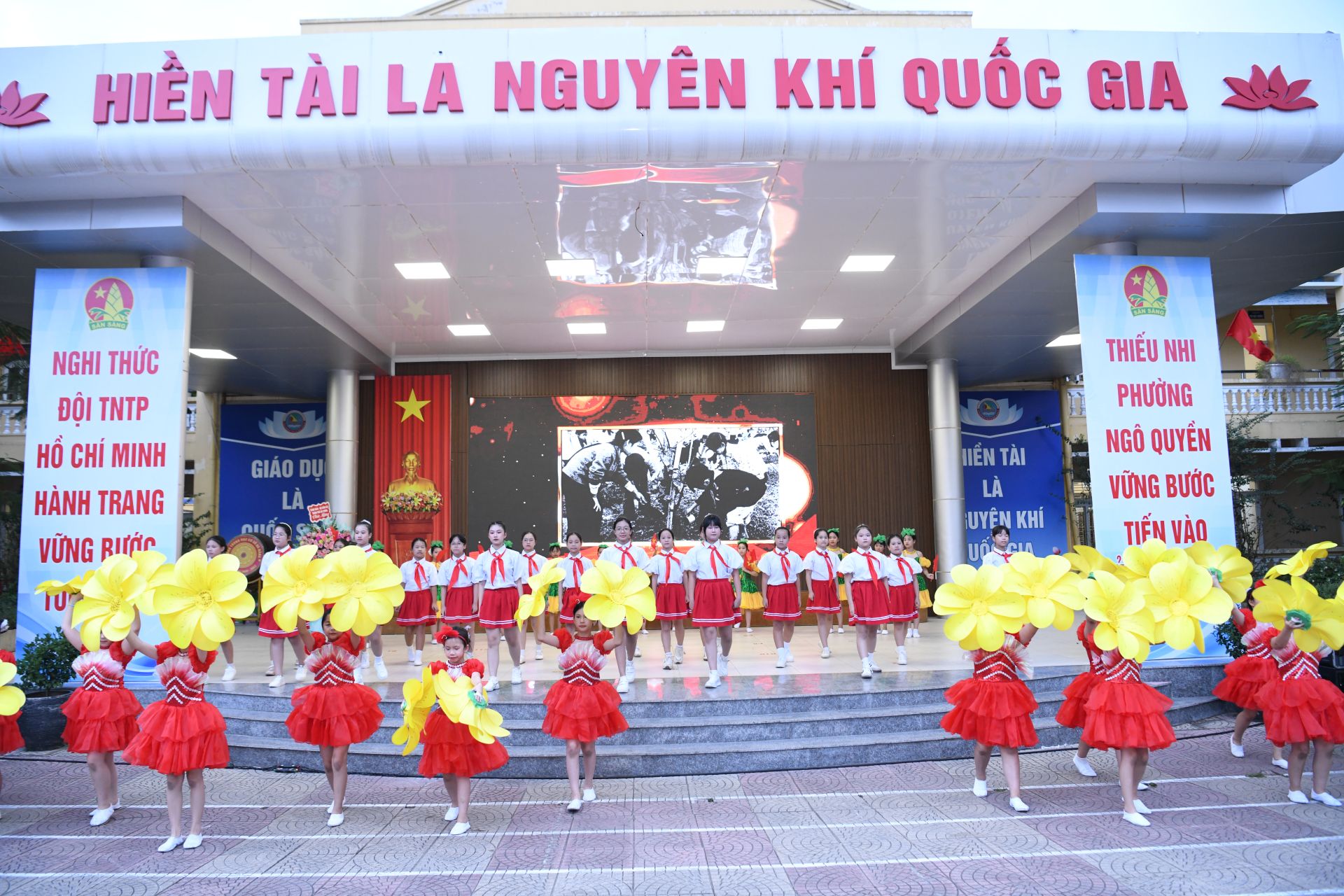 Học sinh trường Tiểu học Nguyễn Thượng Hiền biểu diễn tại chương tr&igrave;nh.