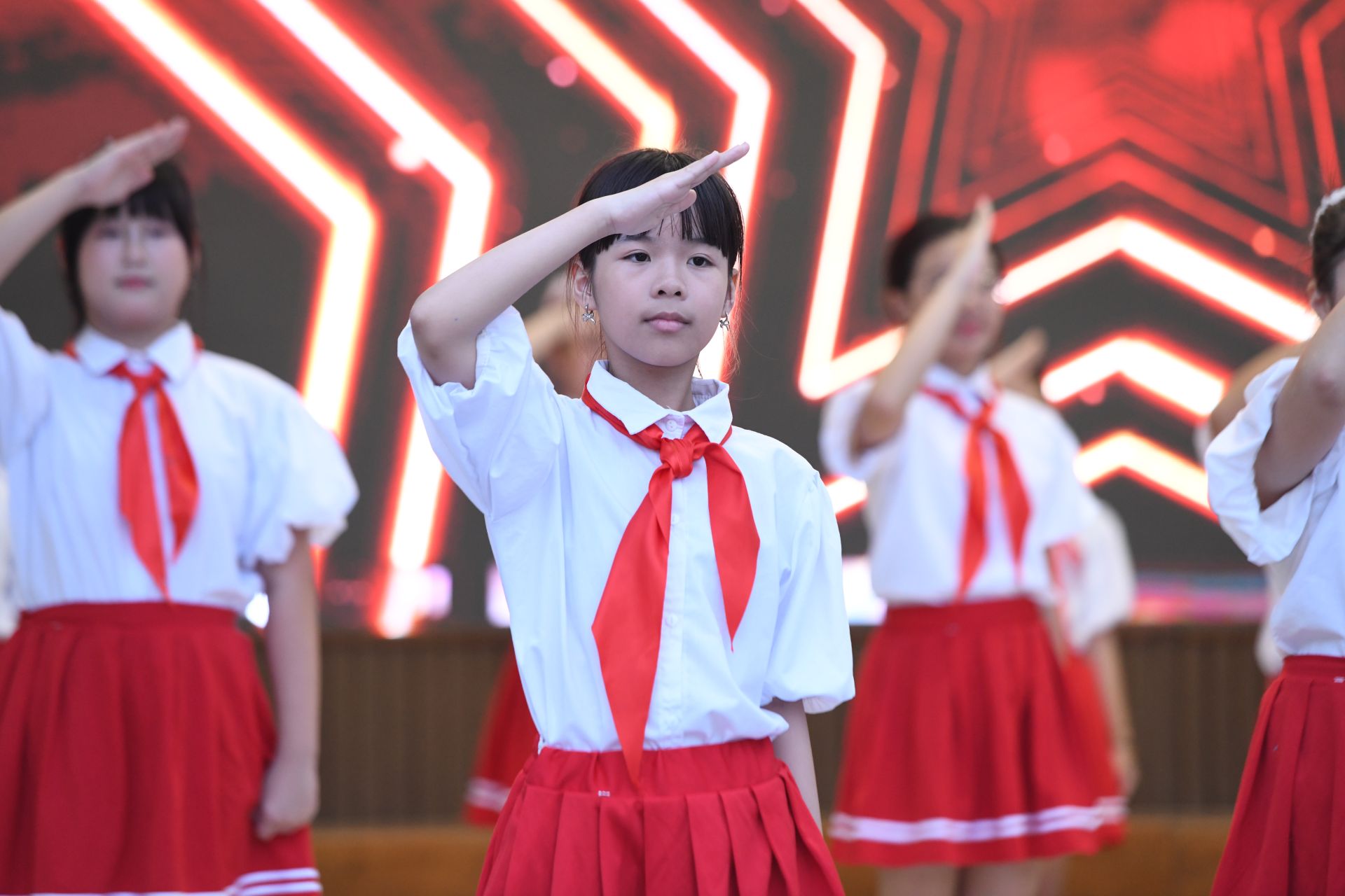 Học sinh tham gia h&aacute;t m&uacute;a trong chương tr&igrave;nh.